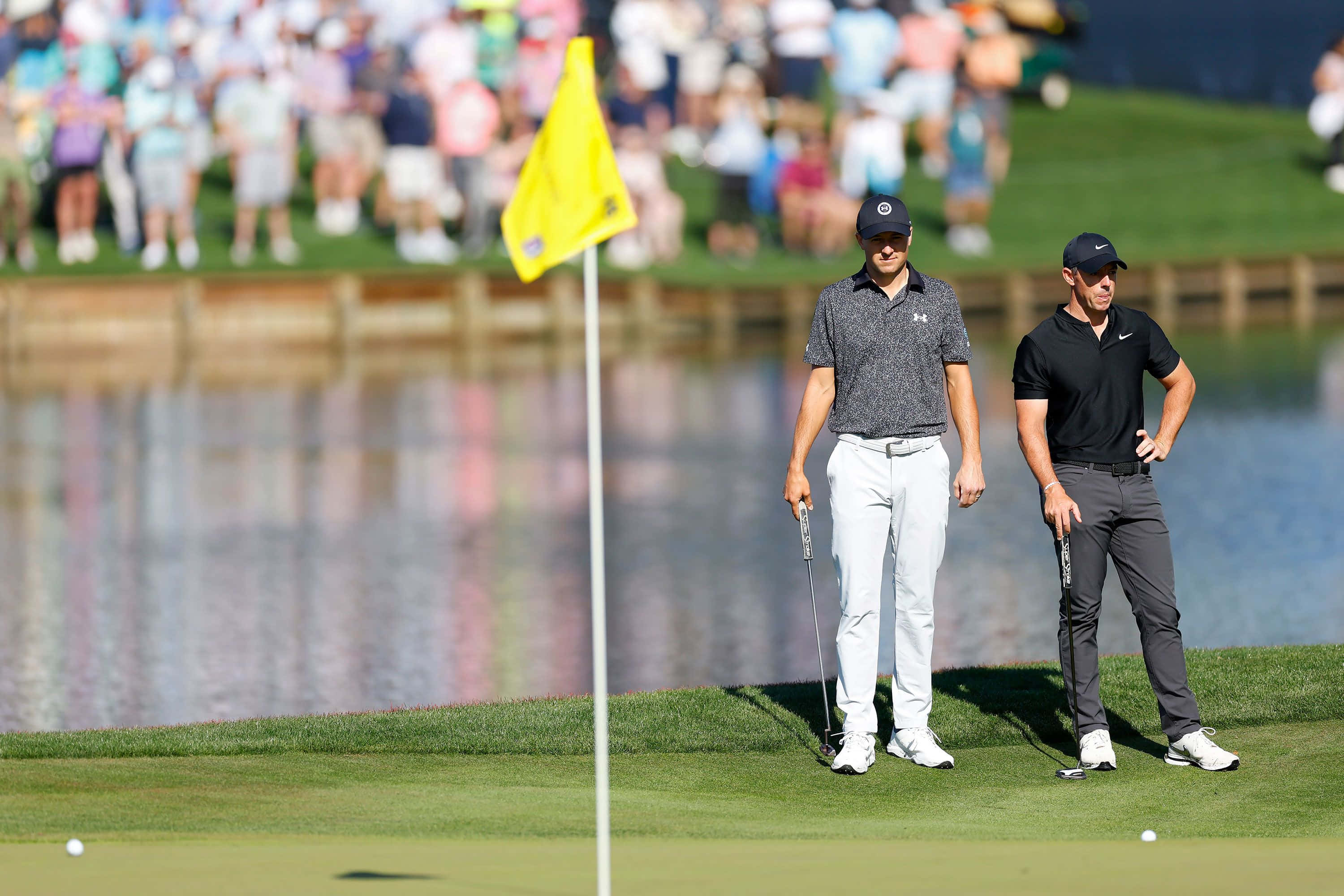 golfers, sunlit green, yellow flag, 2K Desktop Wallpaper