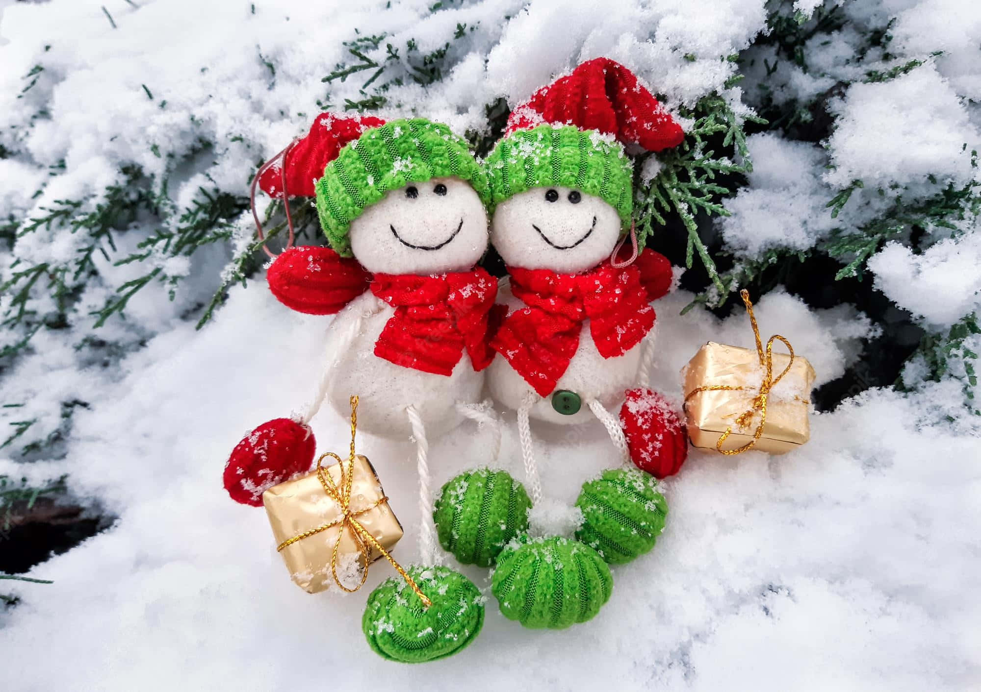 Funny Holiday Desktop, snowman ornaments, green hats, Full HD Desktop Wallpaper