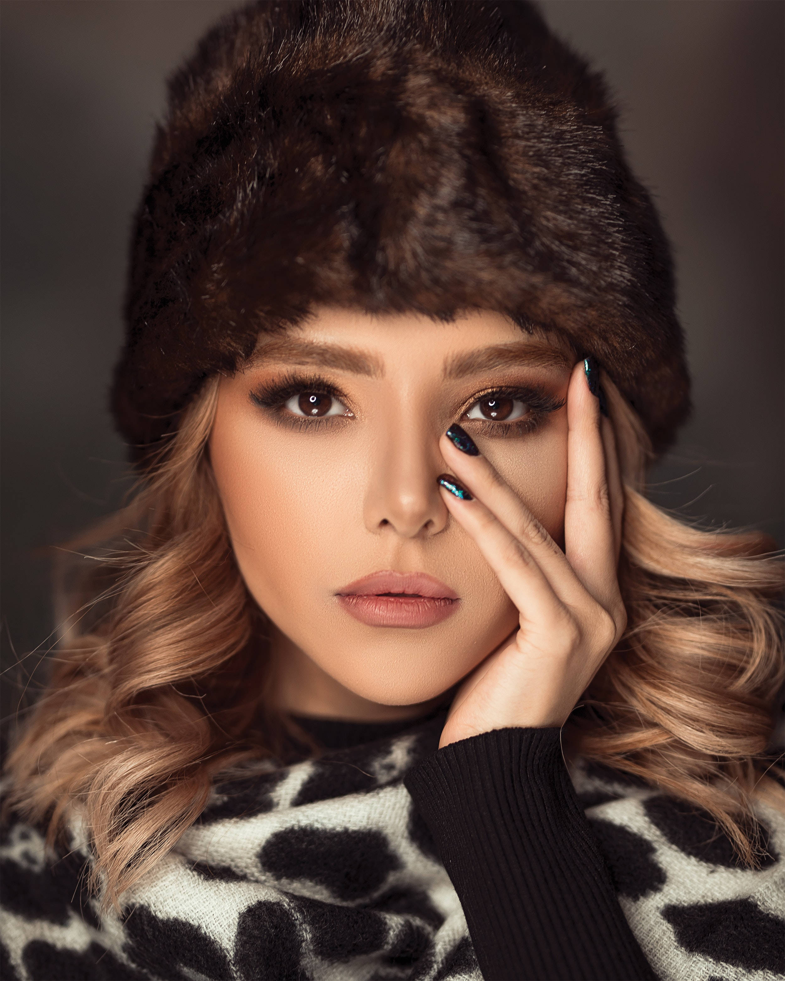 brown fur, leopard print scarf, blonde hair, 2K Phone Wallpaper