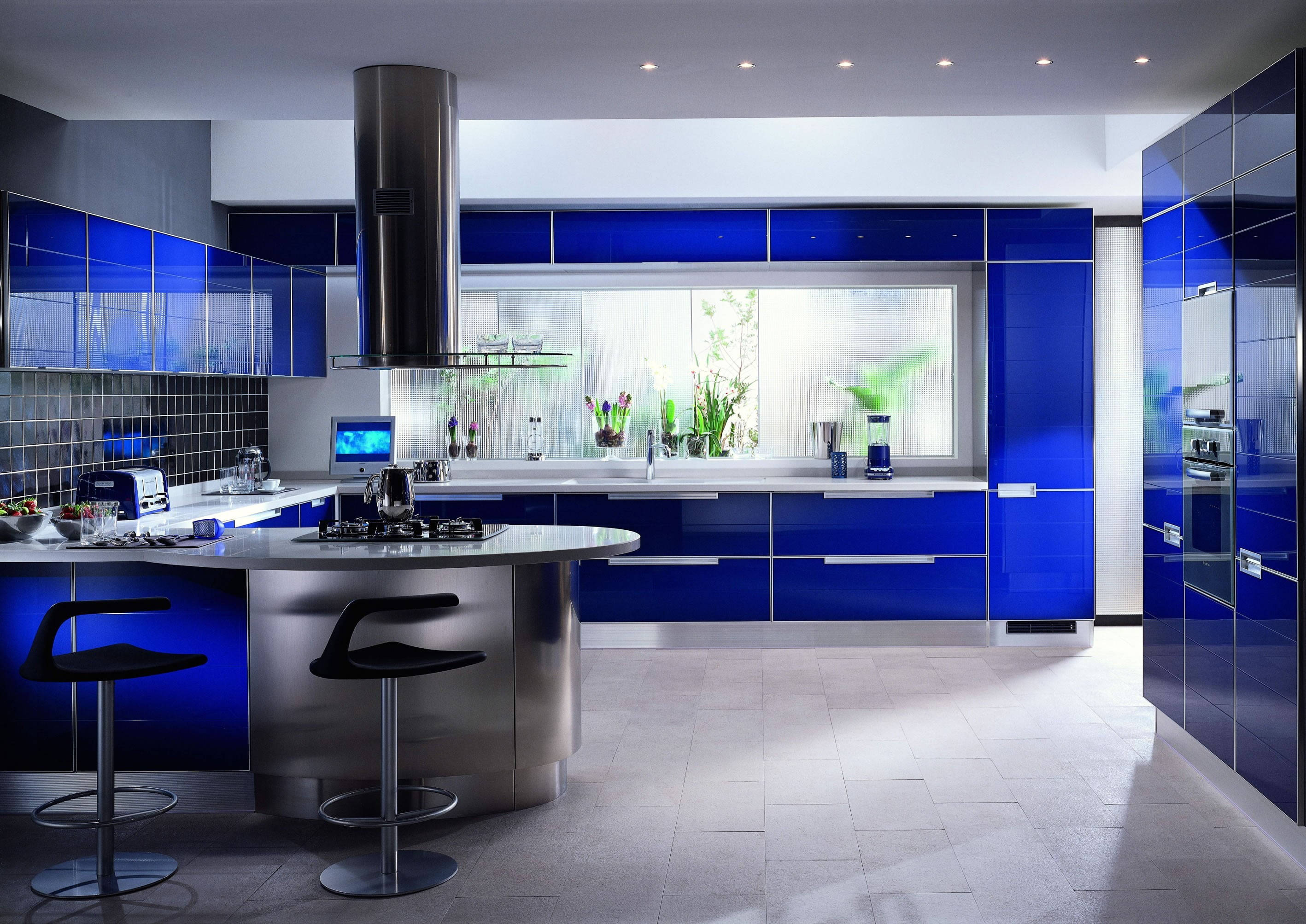 glossy cobalt blue cabinets, stainless steel island, black bar stools, 2K Desktop Wallpaper