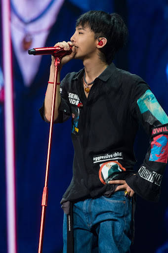 G-Dragon, red microphone, vibrant blue lit stage, SD Phone Wallpaper