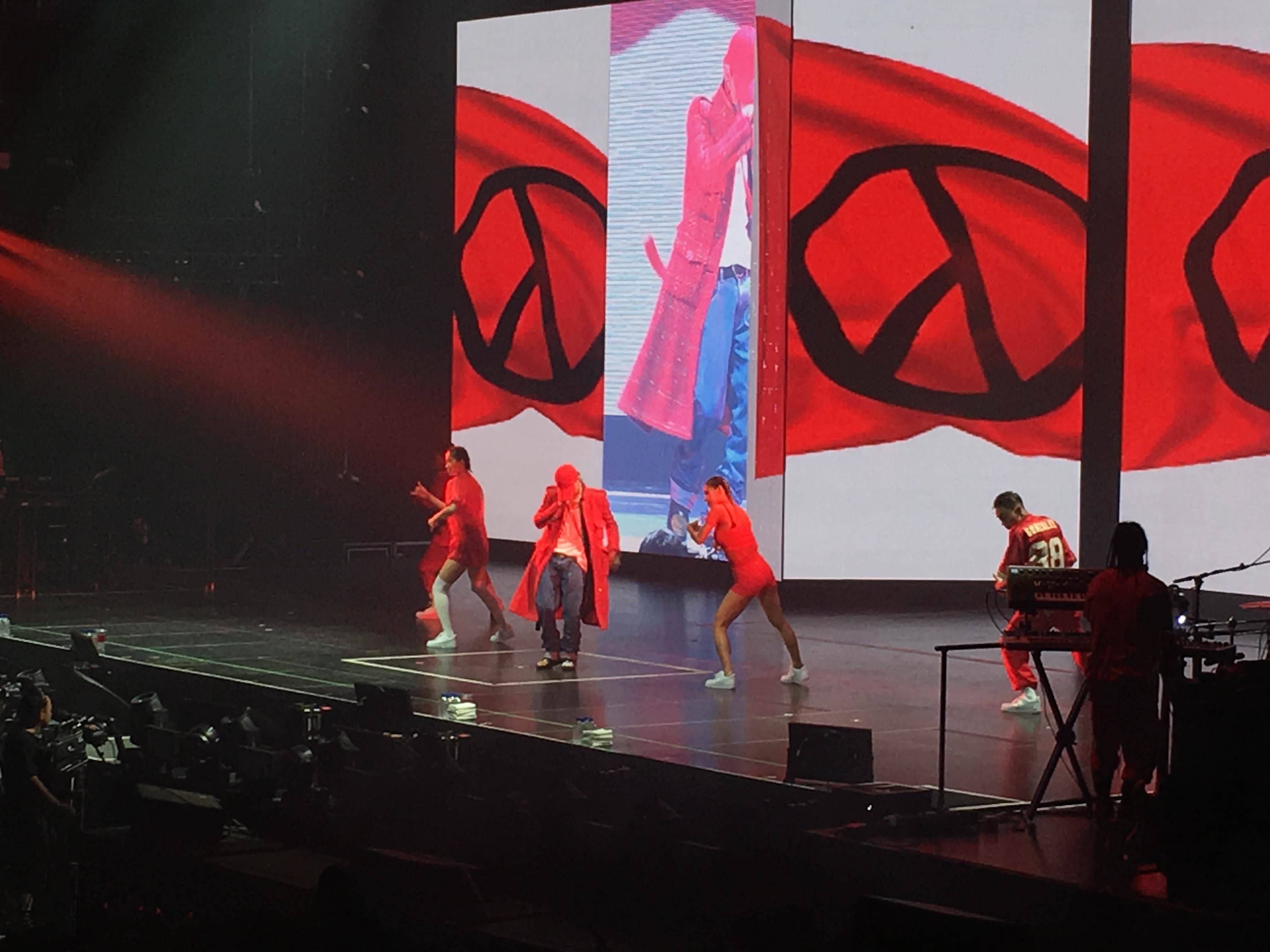 G-dragon, red outfits, dimly lit stage, 4K Desktop Wallpaper