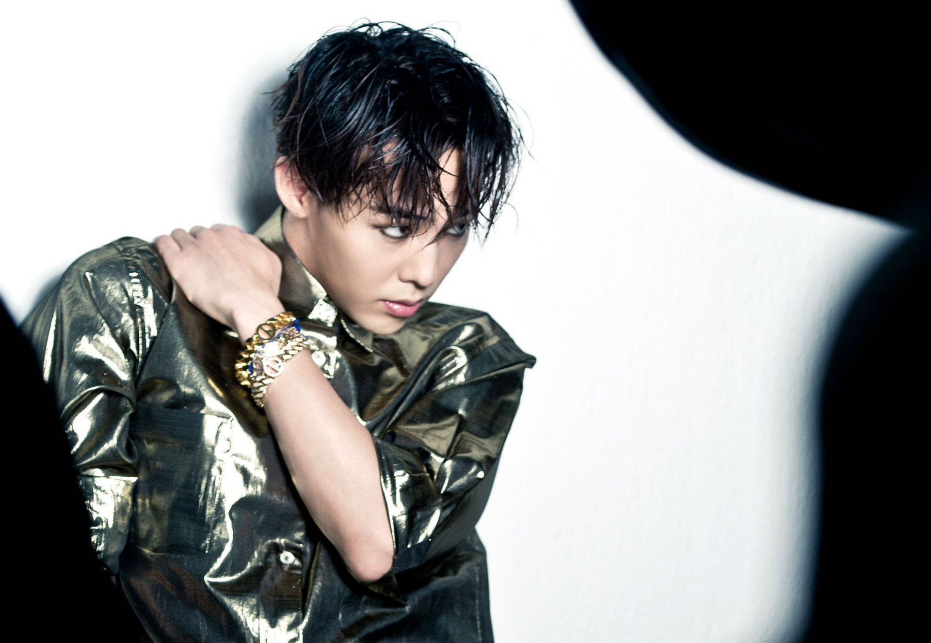 G-dragon, shiny gold jacket, stark white background, Full HD Desktop Wallpaper