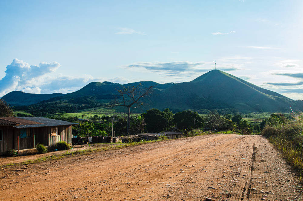 countryside in gabon, dirt road, rustic wooden houses, SD Desktop Wallpaper