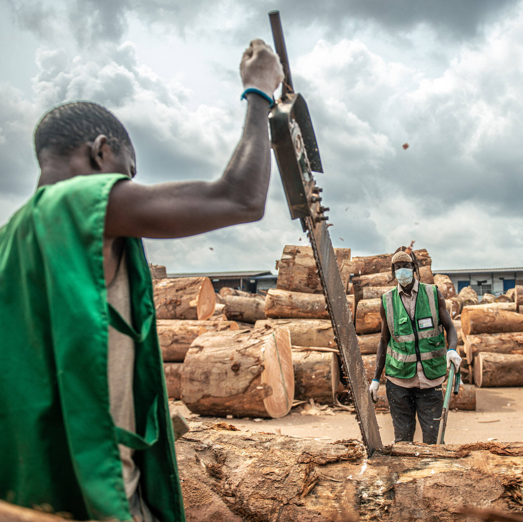 GABON, lumberyard, green vests, HD Desktop Wallpaper