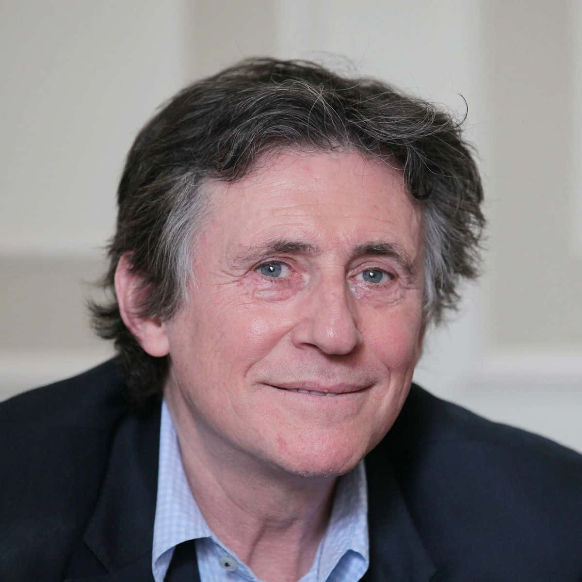 Gabriel Byrne, gray hair, blue eyes, SD Desktop Wallpaper