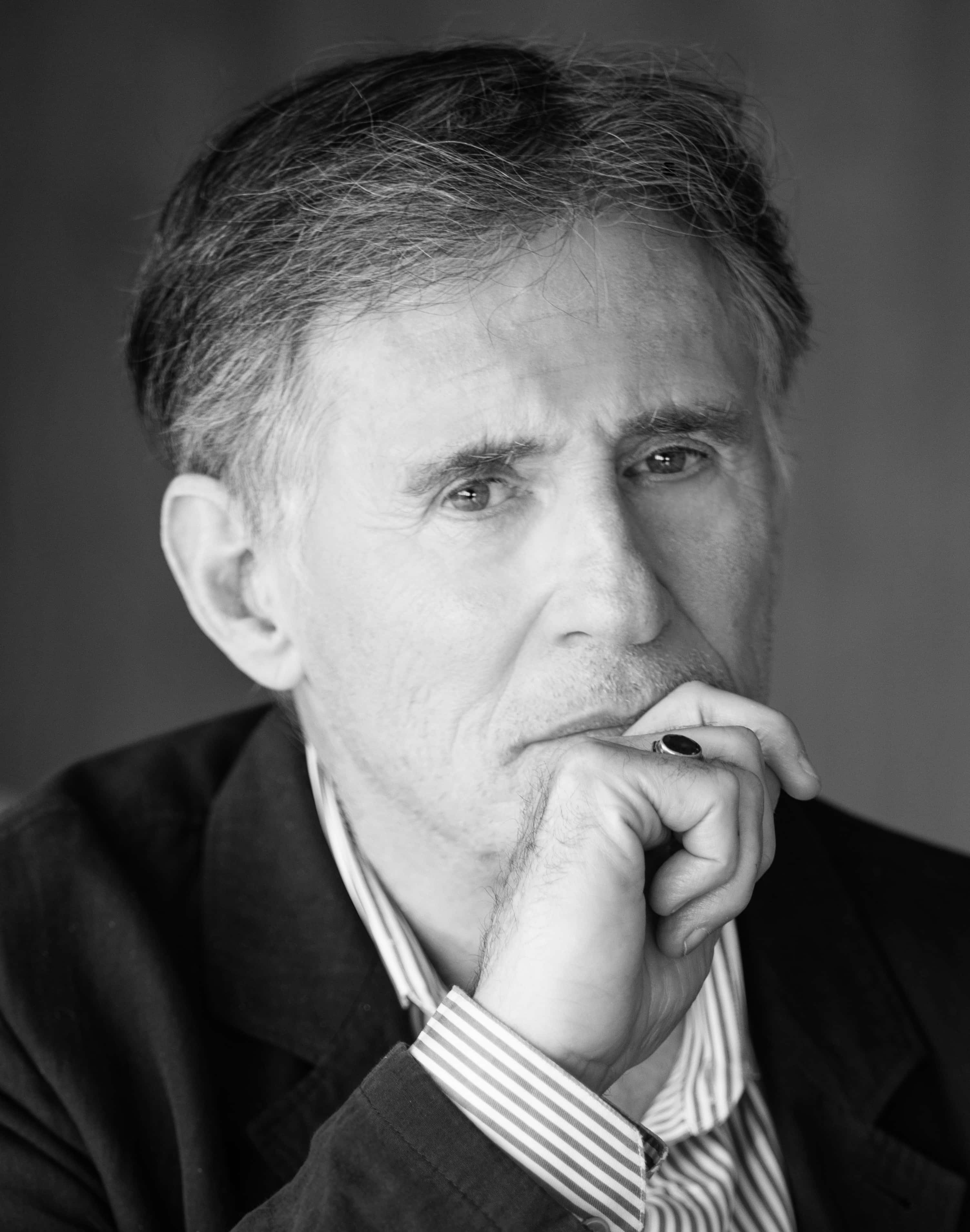 Gabriel Byrne, middle-aged man, suit, 2K Phone Wallpaper