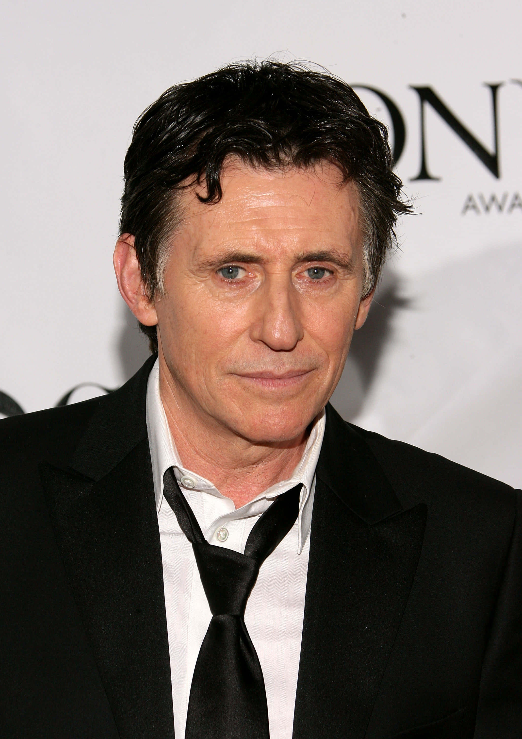 Gabriel Byrne, black suit, tie, 2K Phone Wallpaper
