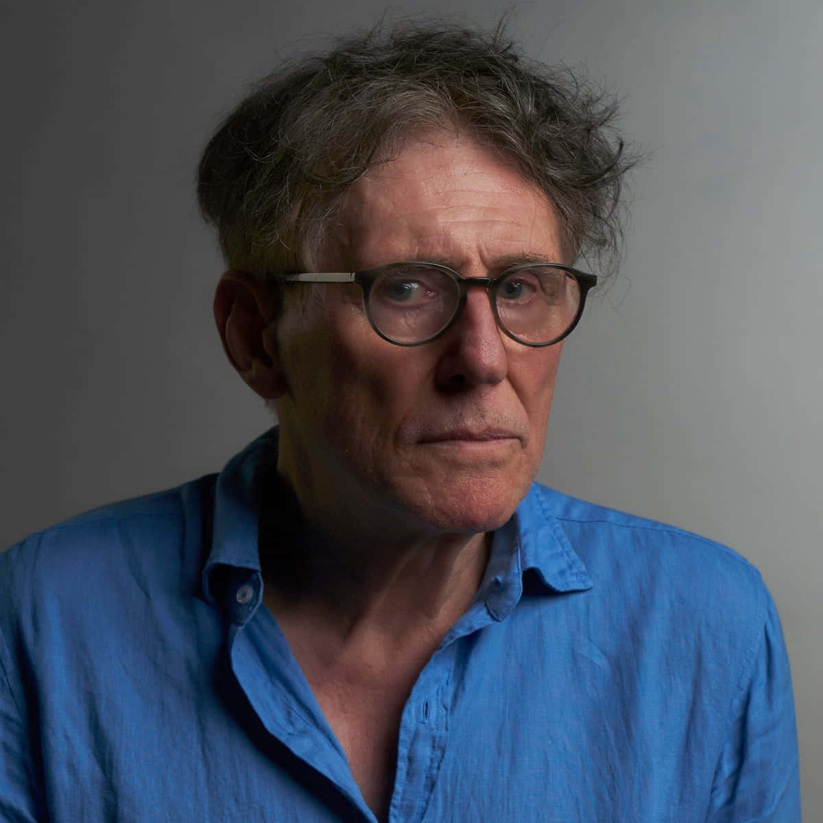 Gabriel Byrne, blue shirt, glasses, SD Desktop Wallpaper