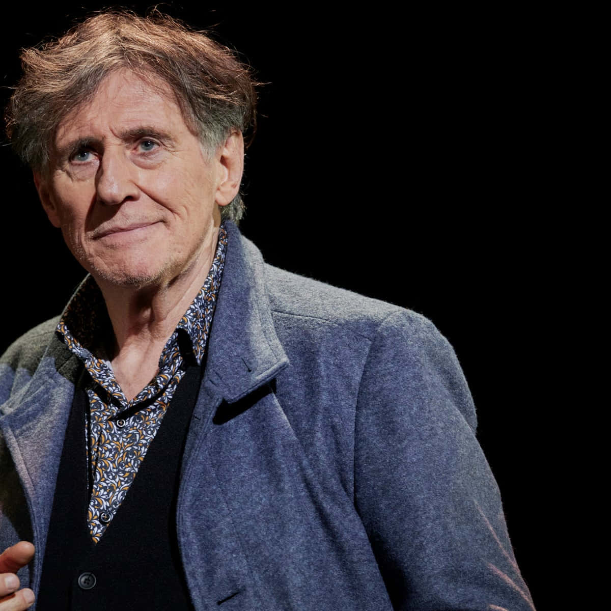 Gabriel Byrne, blue coat, patterned shirt, SD Desktop Wallpaper