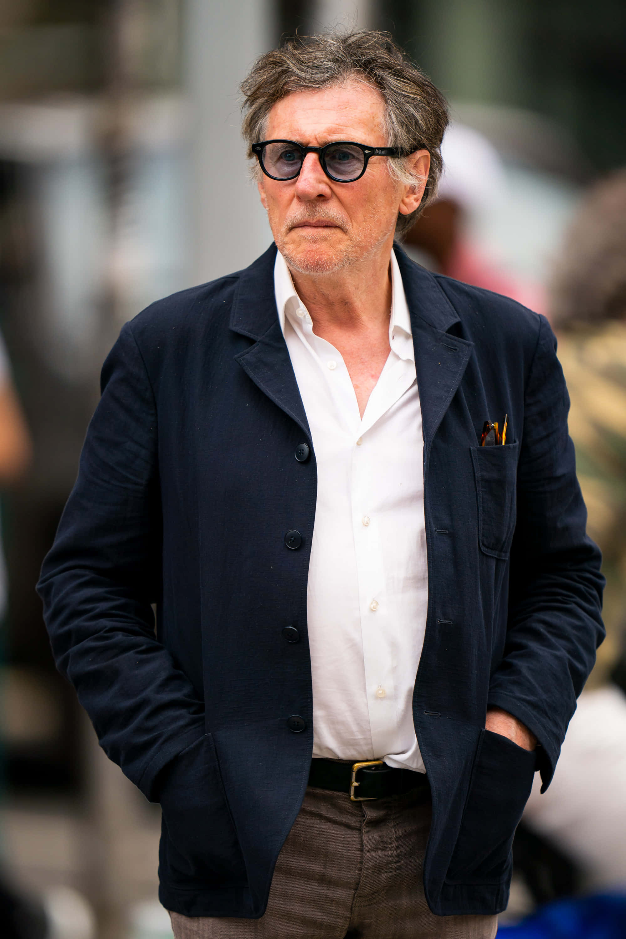 Gabriel Byrne, navy blazer, white shirt, 2K Phone Wallpaper