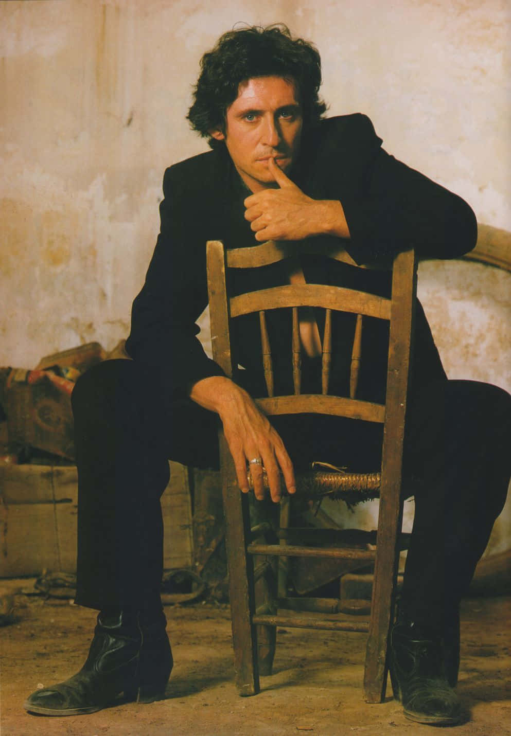 Gabriel Byrne, black suit, rustic wooden chair, HD Phone Wallpaper