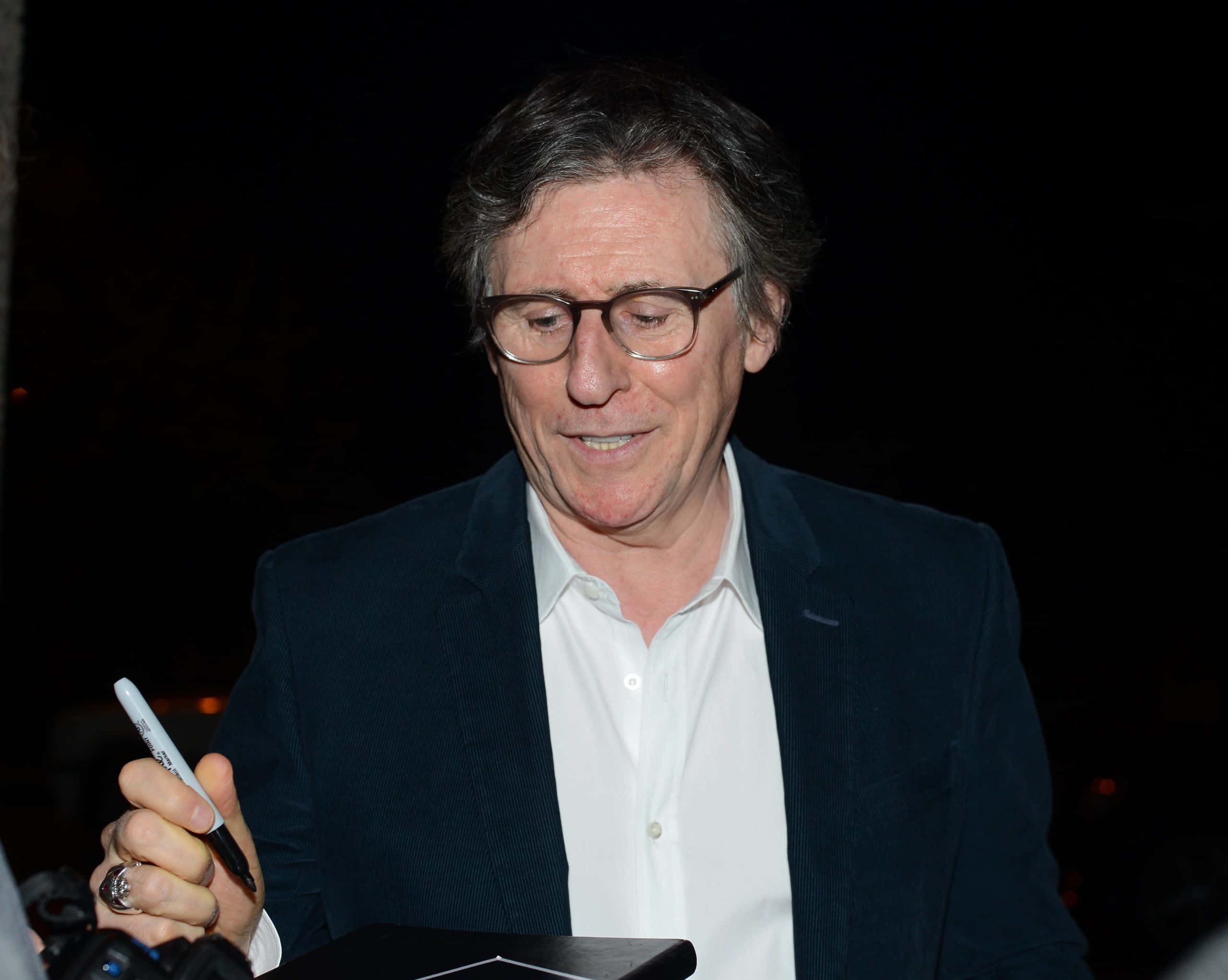 Gabriel Byrne, glasses, dark blazer, 2K Desktop Wallpaper