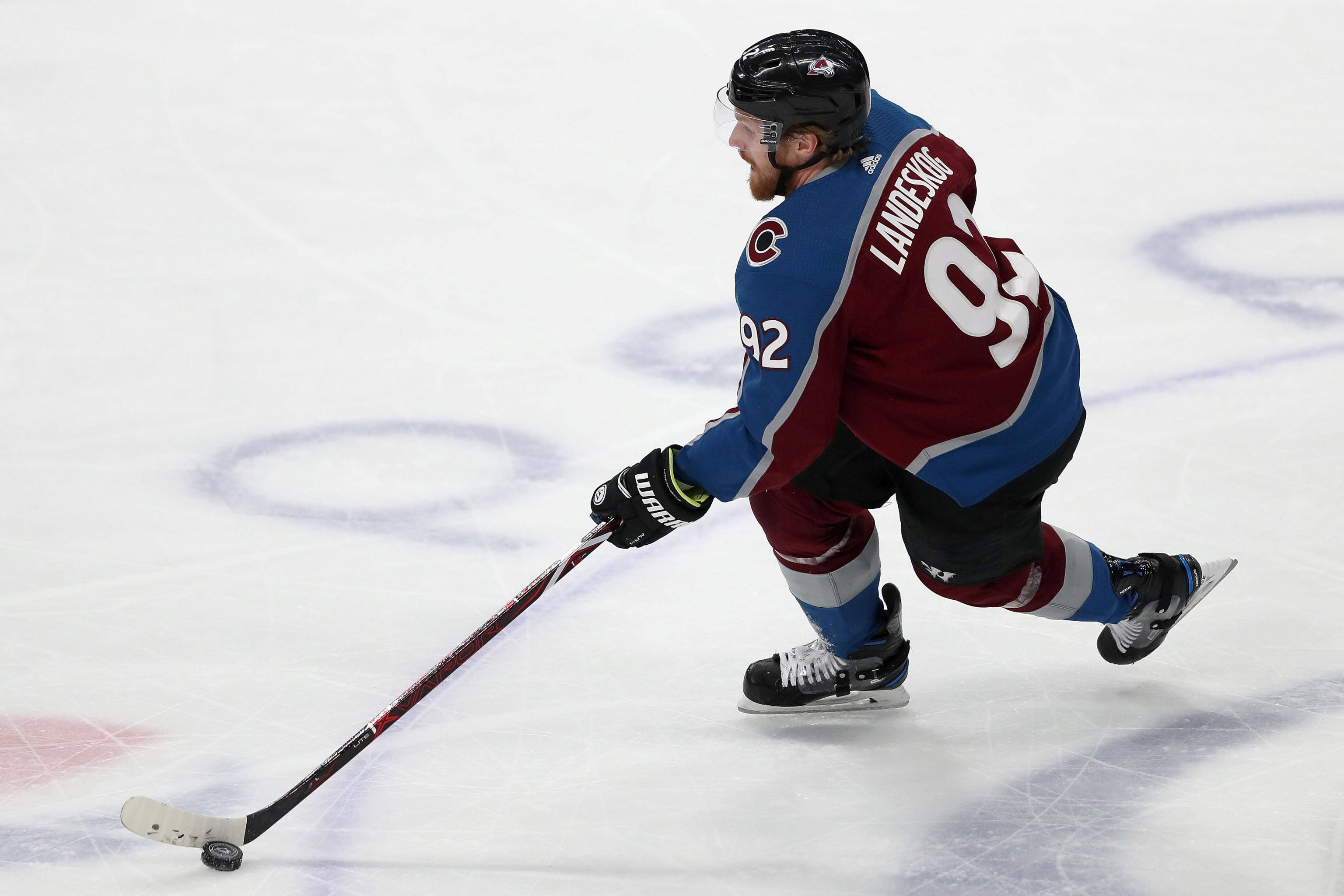 Gabriel Landeskog, blue and maroon jersey, ice, 2K Desktop Wallpaper