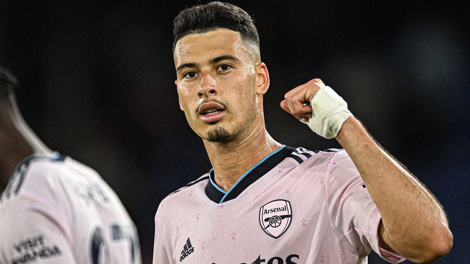 Gabriel Martinelli, pink Arsenal jersey, stadium lights, Full HD Desktop Wallpaper