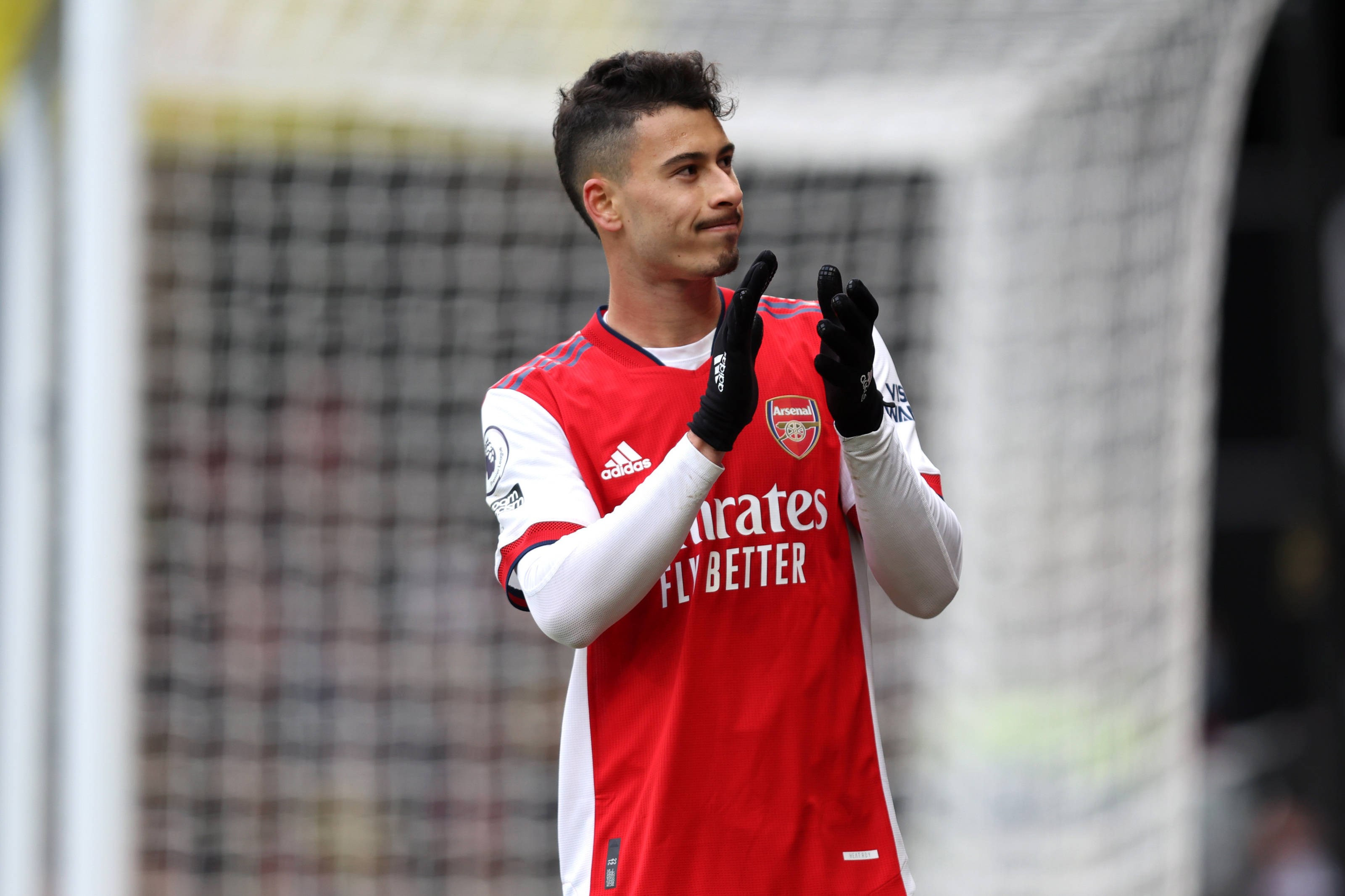 Gabriel Martinelli, red Arsenal jersey, black gloves, 2K Desktop Wallpaper