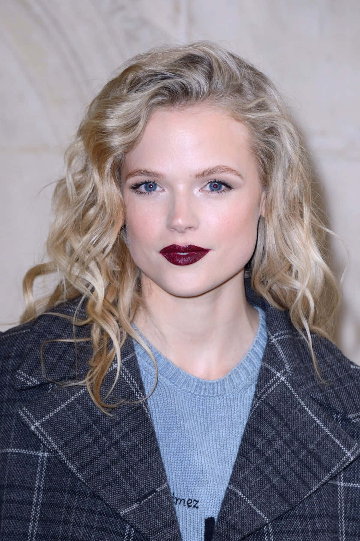 Gabriella Wilde, wavy blonde hair, bold red lips, HD Phone Wallpaper