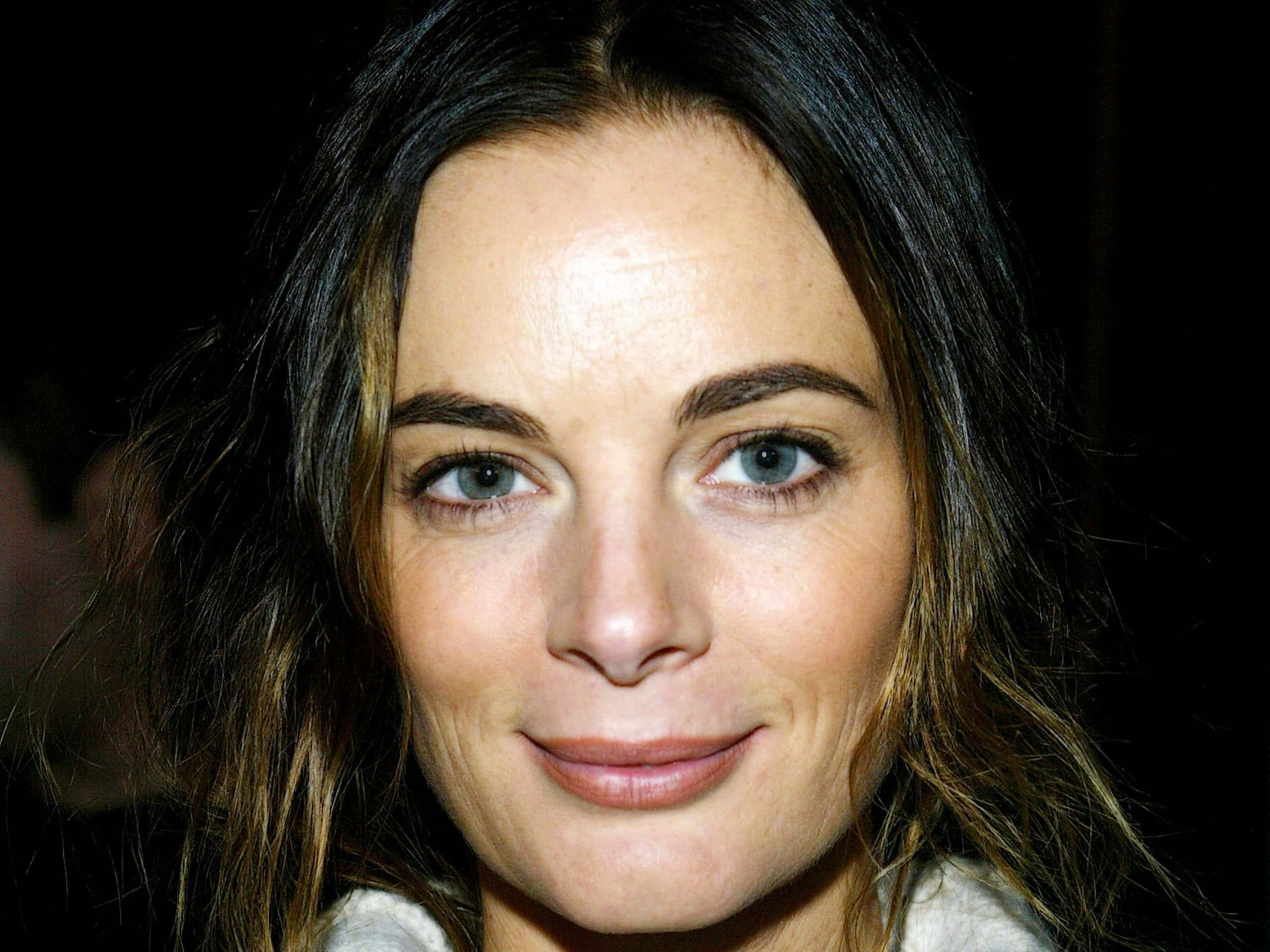 Gabrielle Anwar, dark hair, blue eyes, 2K Desktop Wallpaper