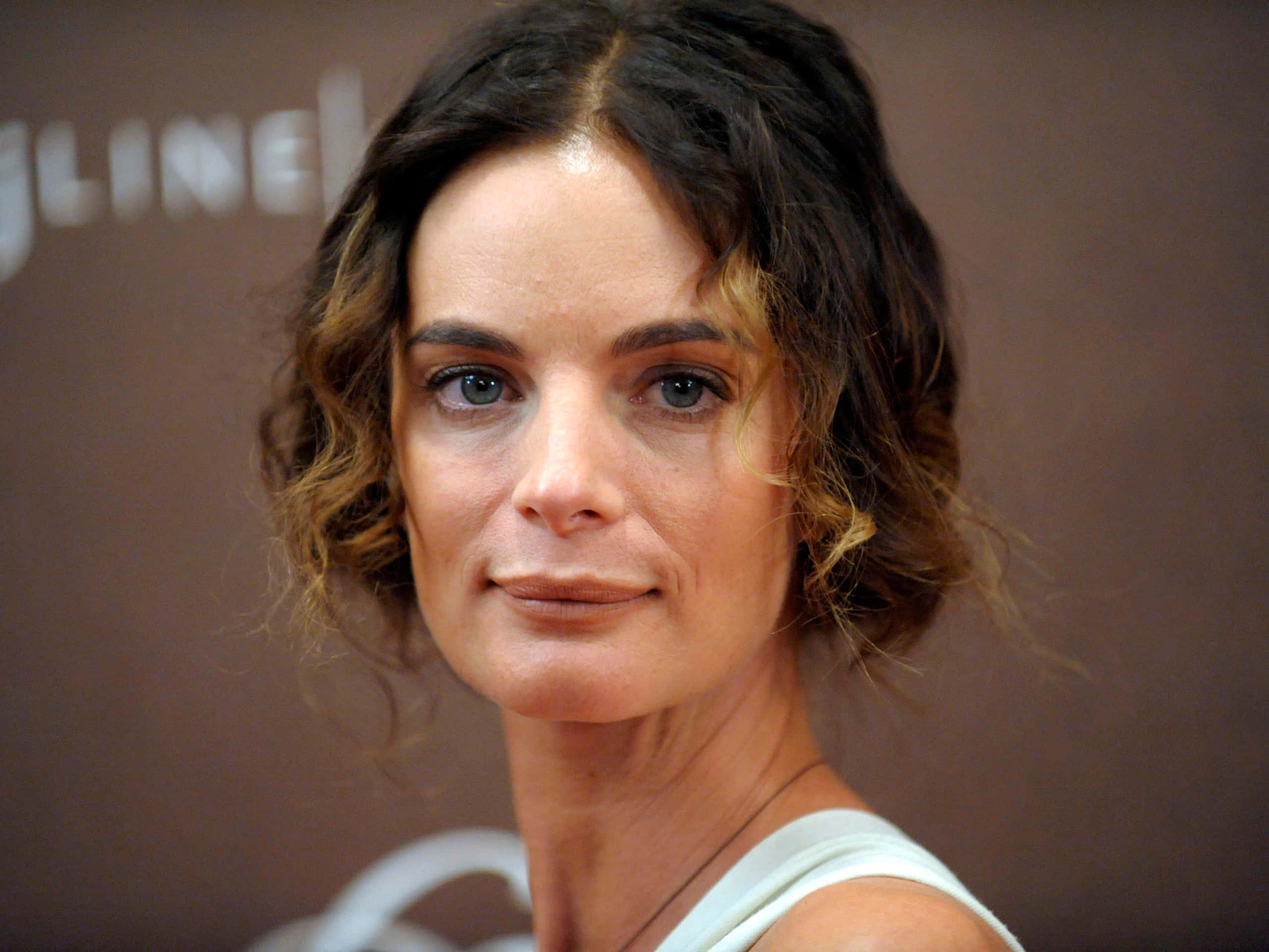 Gabrielle Anwar, dark wavy hair, blue eyes, 2K Desktop Wallpaper