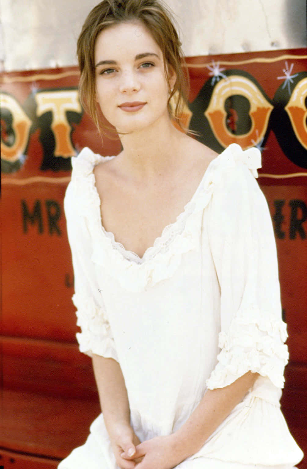 Gabrielle Anwar, white ruffled dress, vintage red carnival wagon, HD Phone Wallpaper