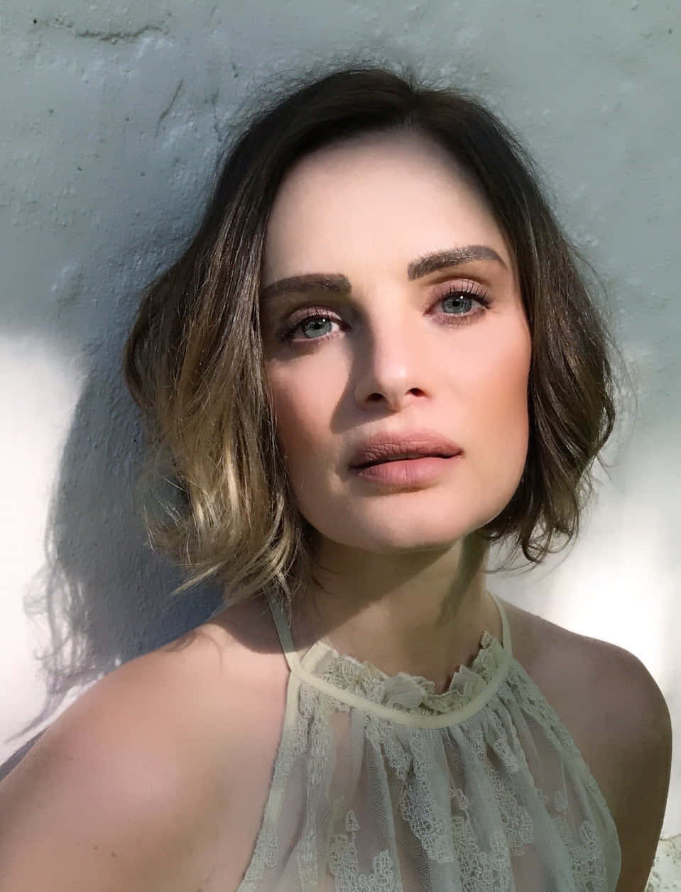 Gabrielle Anwar, wavy brown hair, blue eyes, SD Phone Wallpaper