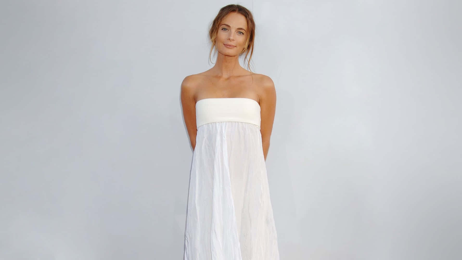 Gabrielle Anwar, white strapless dress, soft gray studio backdrop, Full HD Desktop Wallpaper