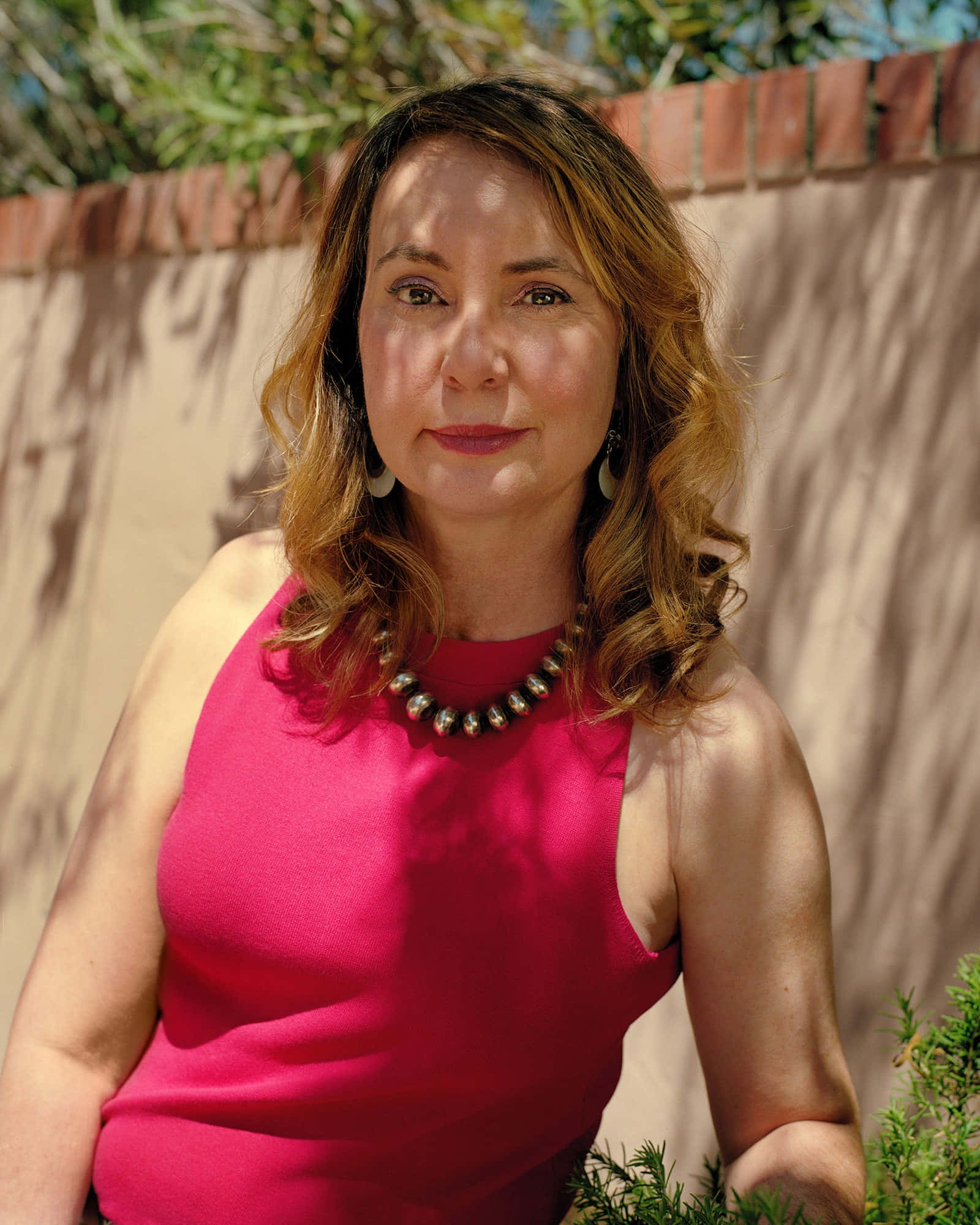 Gabrielle Giffords, pink top, sunlit brick wall, Full HD Phone Wallpaper