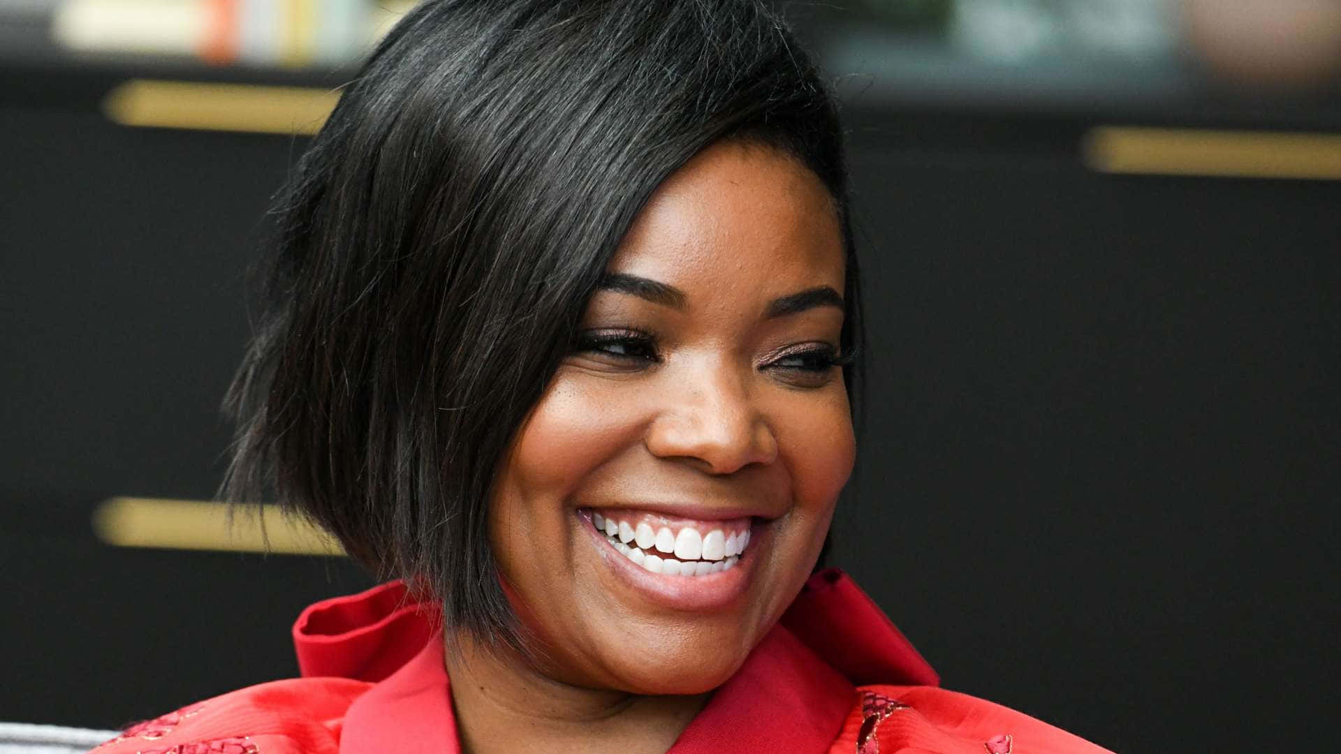 Gabrielle Union, vibrant red jacket, short black hair, Full HD Desktop Wallpaper