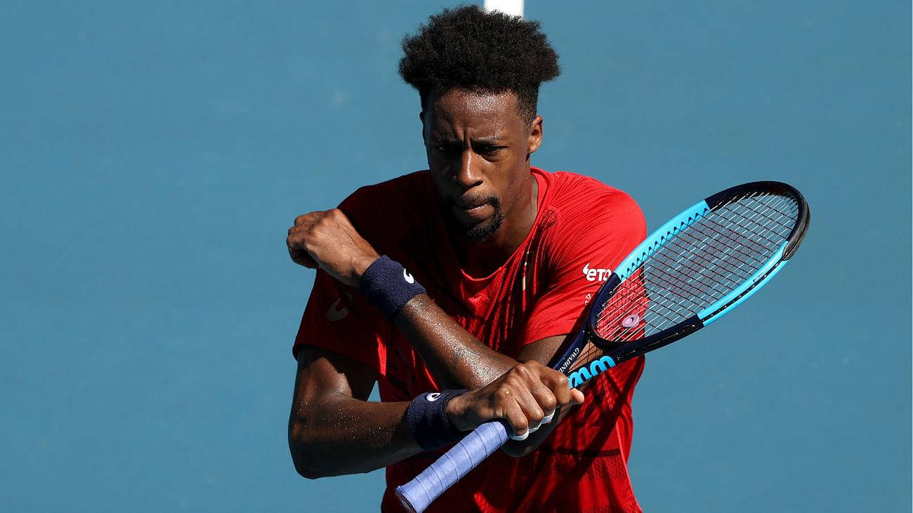 Gael Monfils, red shirt, blue and black racket, HD Desktop Wallpaper