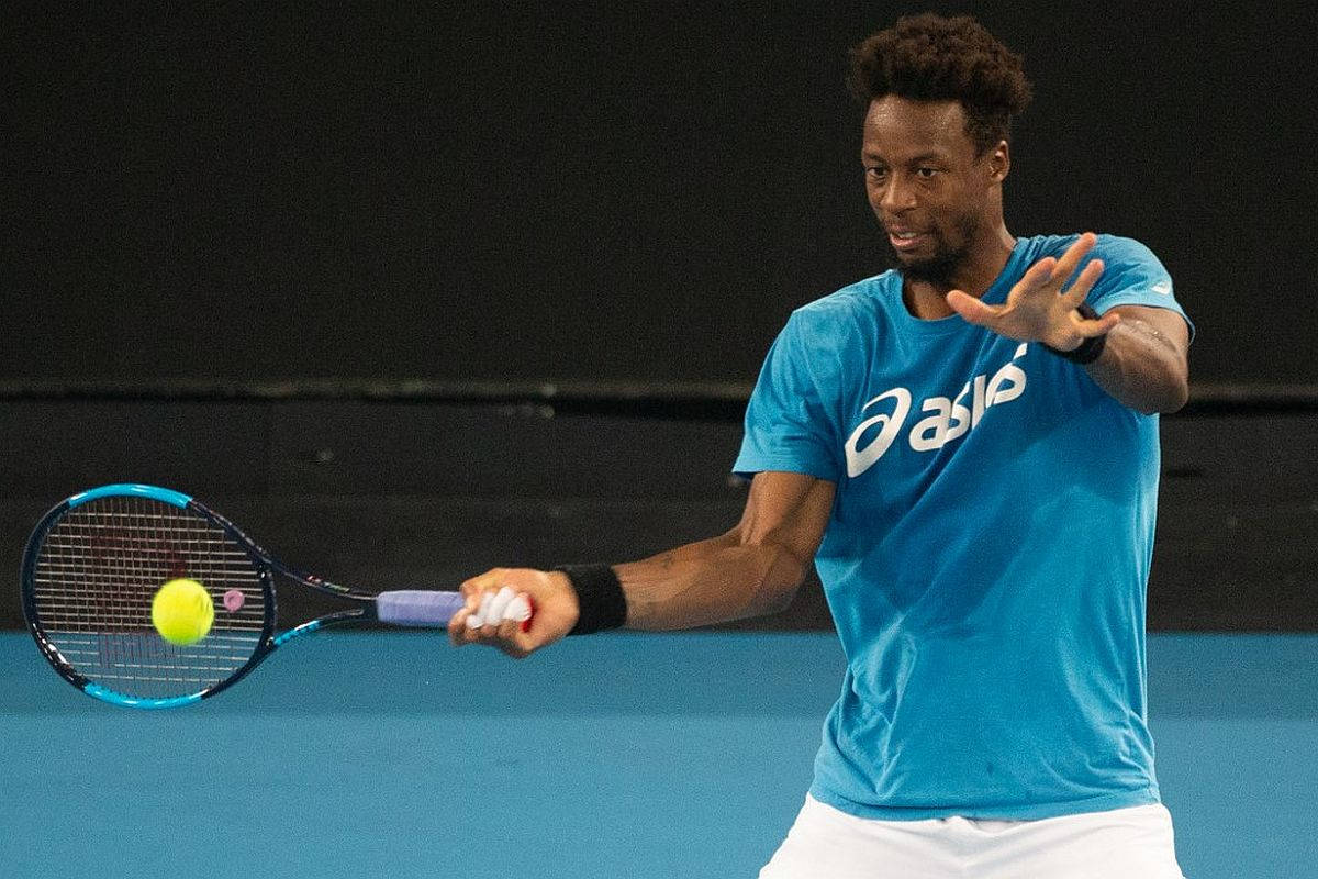 Gael Monfils, blue Asics shirt, yellow ball, SD Desktop Wallpaper