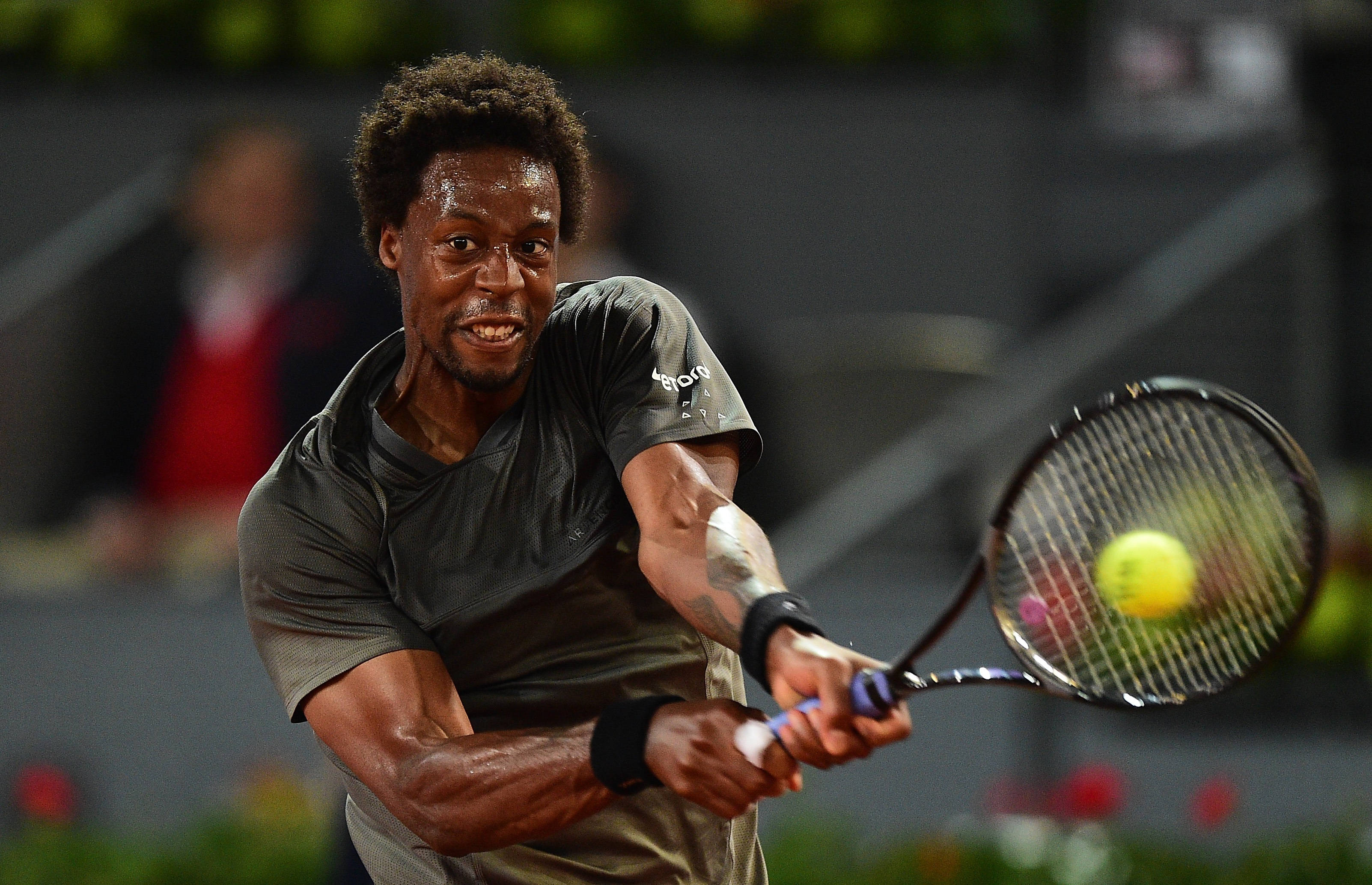Gael Monfils, bright yellow ball, night match, 2K Desktop Wallpaper