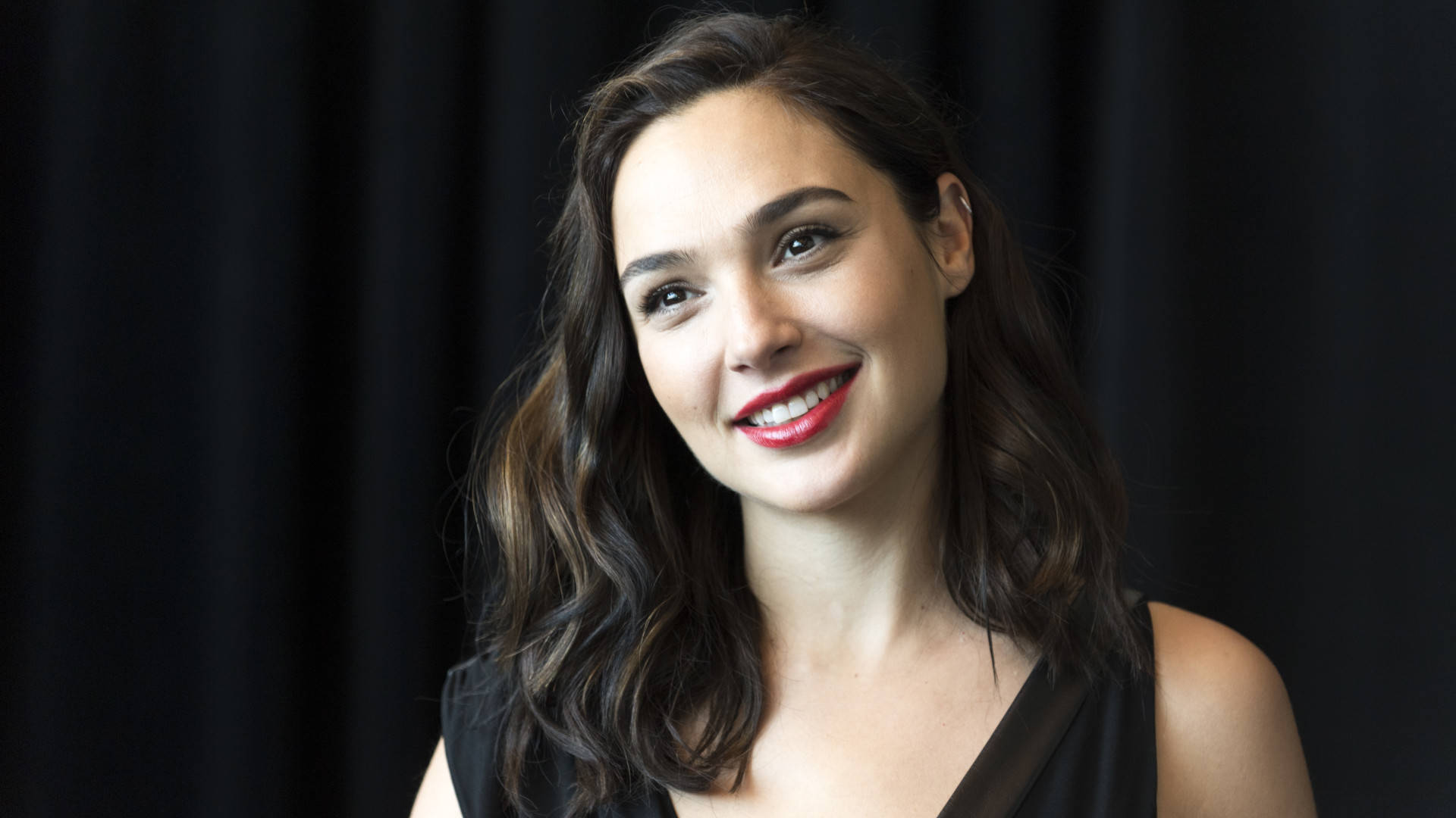 Gal Gadot, black dress, wavy brown hair, Full HD Desktop Wallpaper