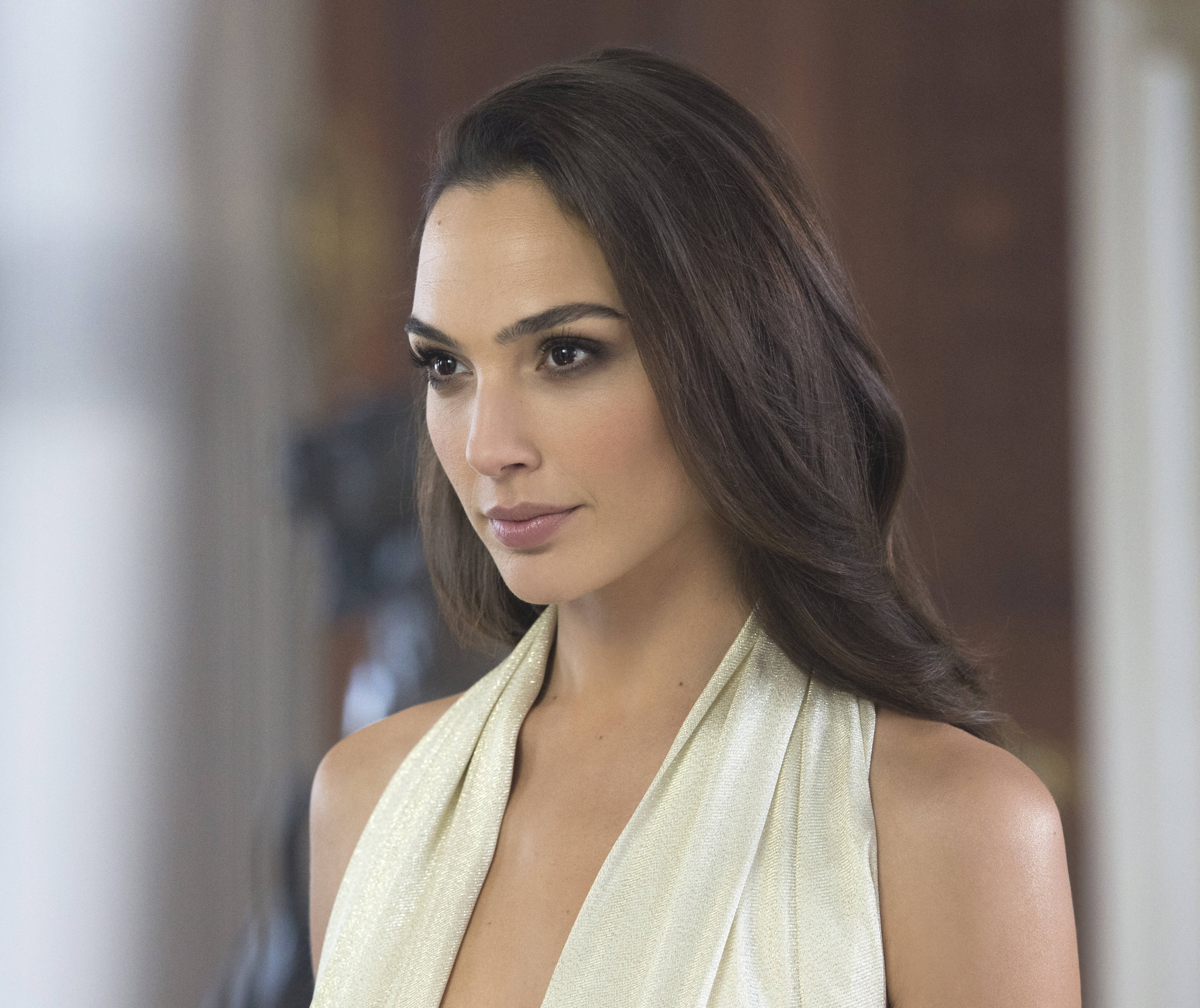 Gal Gadot, natural makeup, dark hair, 4K Desktop Wallpaper