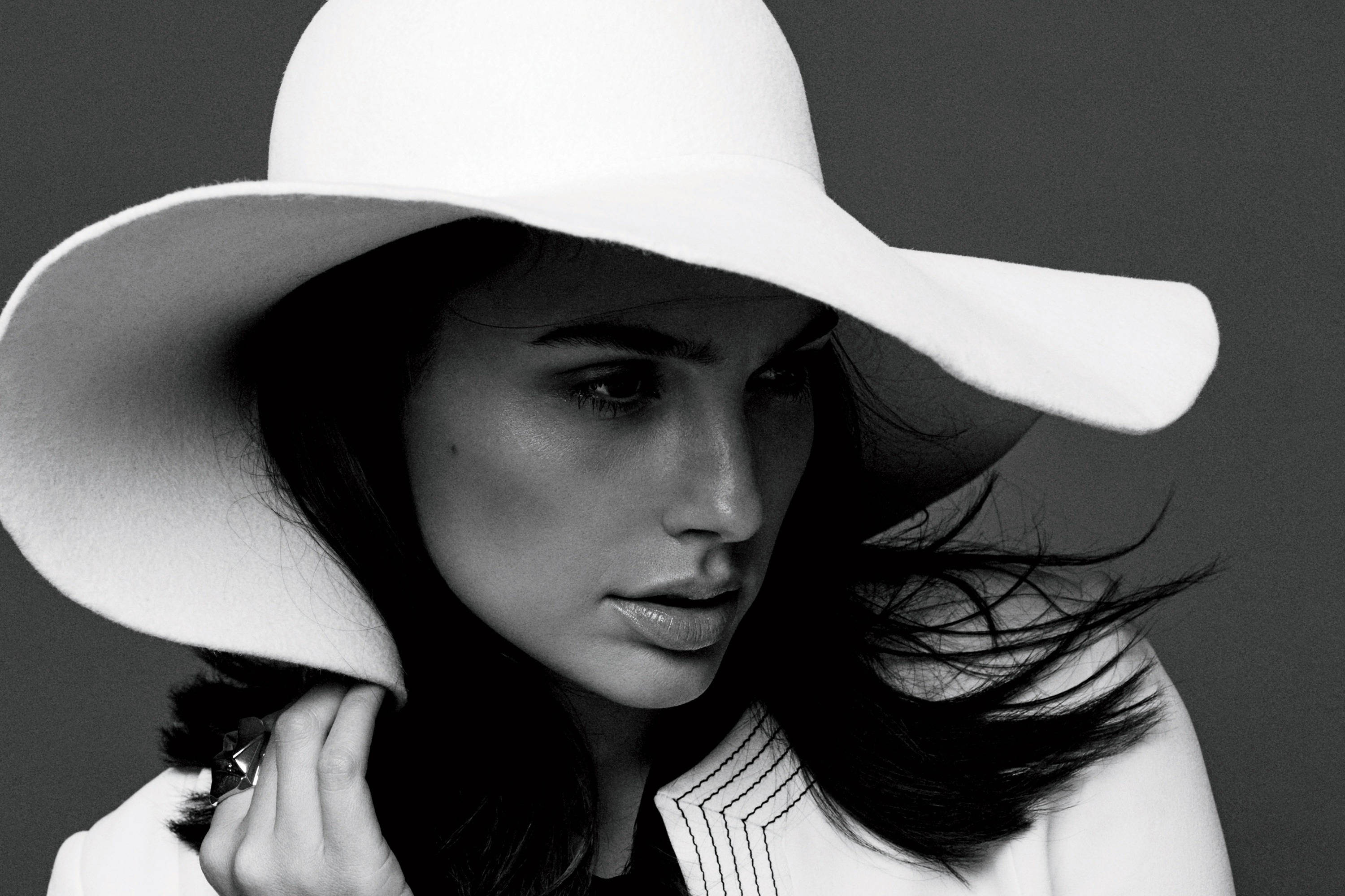 Gal Gadot, wide-brimmed white hat, muted gray background, 2K Desktop Wallpaper