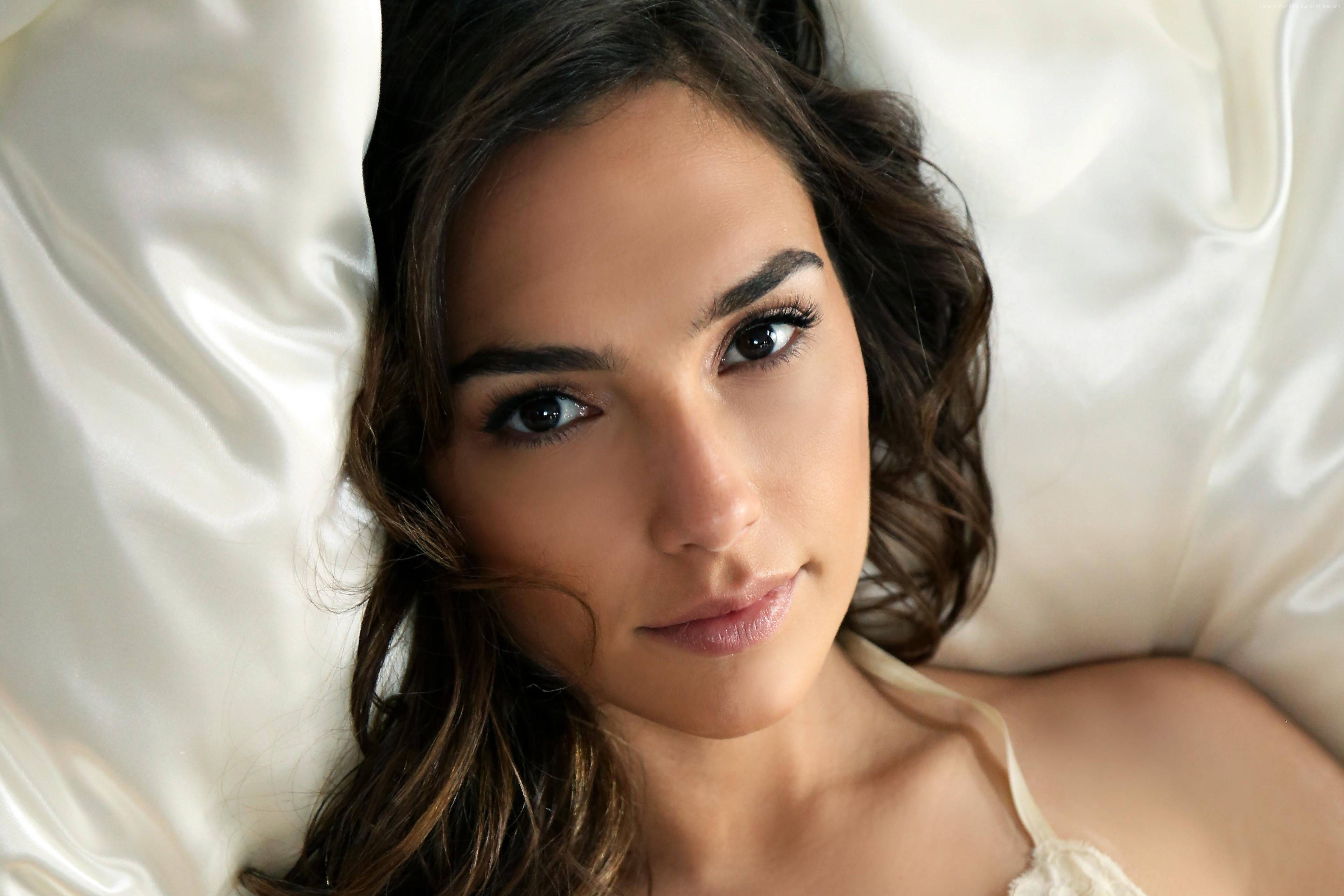 Gal Gadot, white silk, creamy satin pillows, 4K Desktop Wallpaper