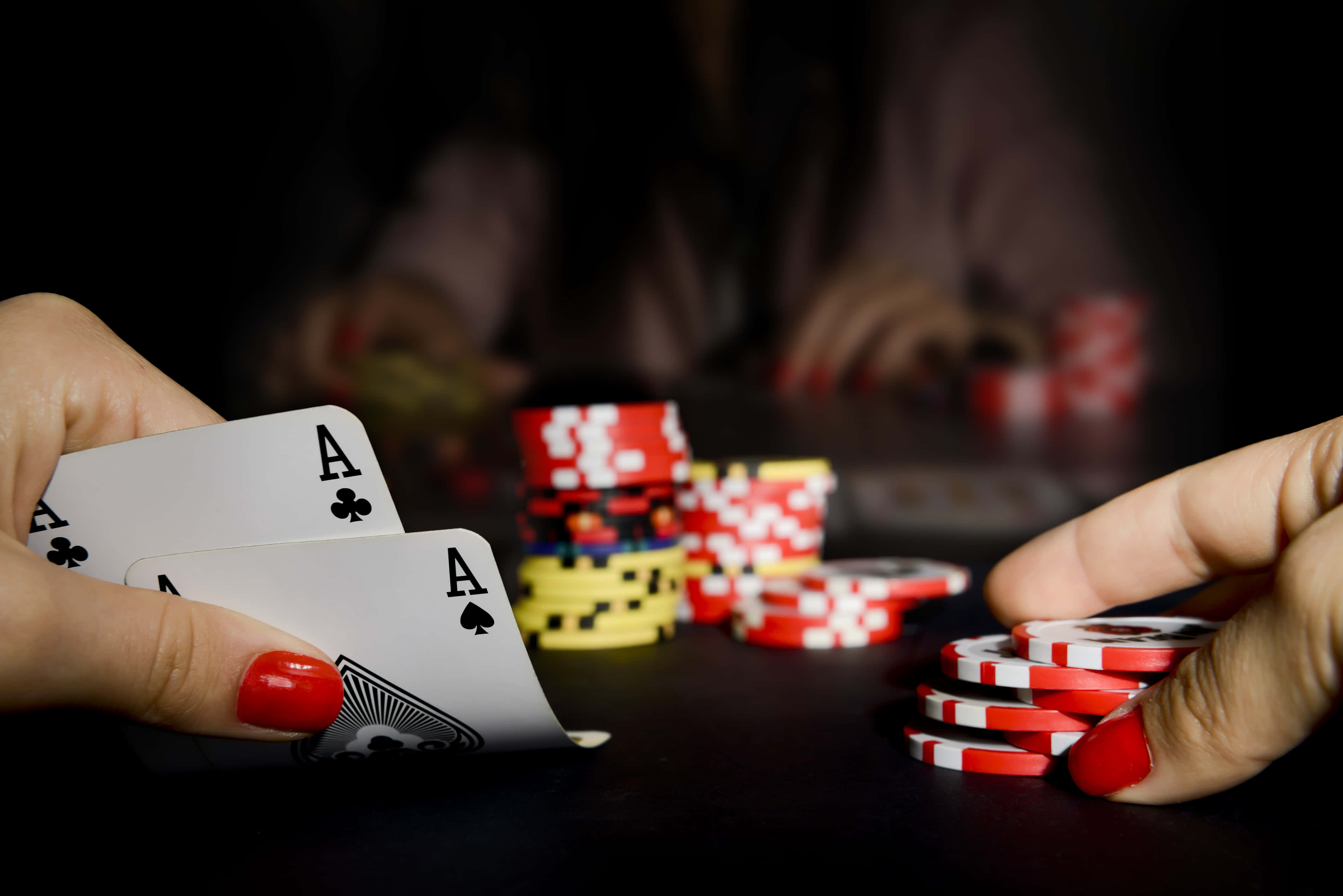 poker hand, pocket aces, red and white poker chips, 4K Desktop Wallpaper