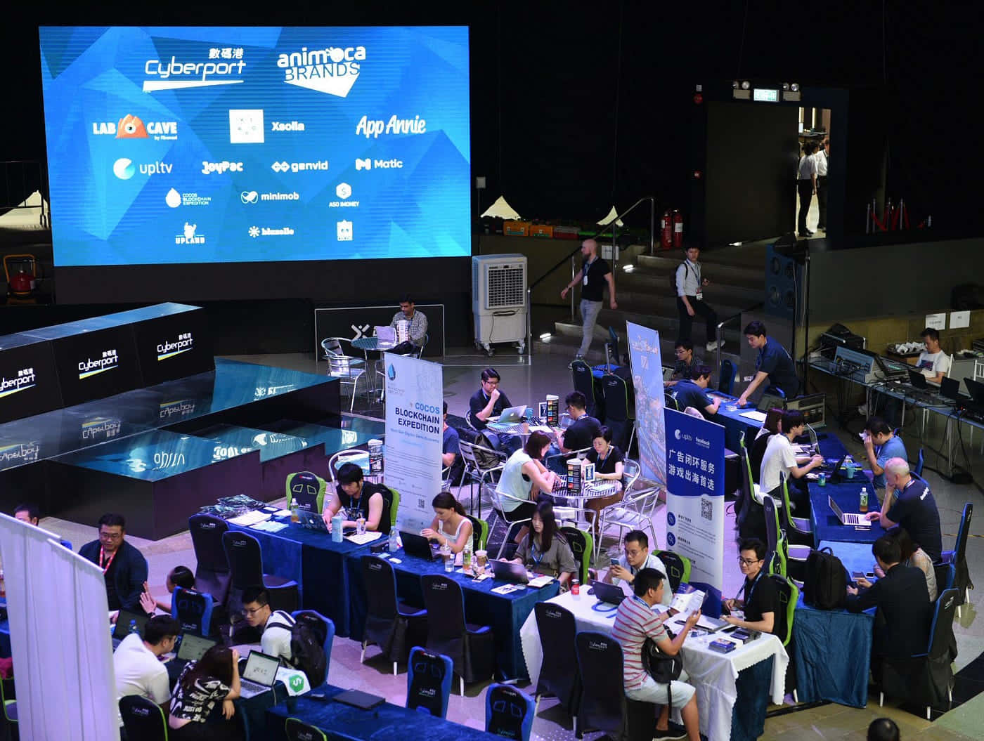 Gaming Conventions, convention hall, large screen, HD Desktop Wallpaper