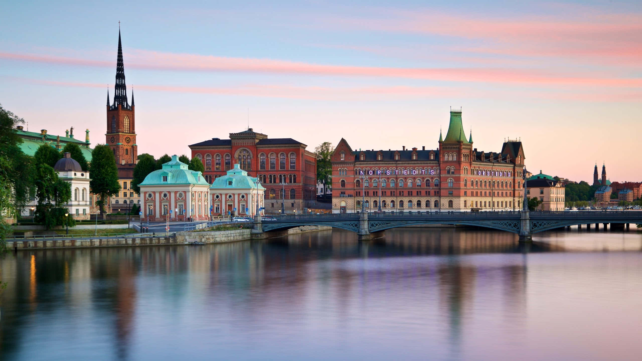 Gamla Stan, city lake, twilight, 2K Desktop Wallpaper
