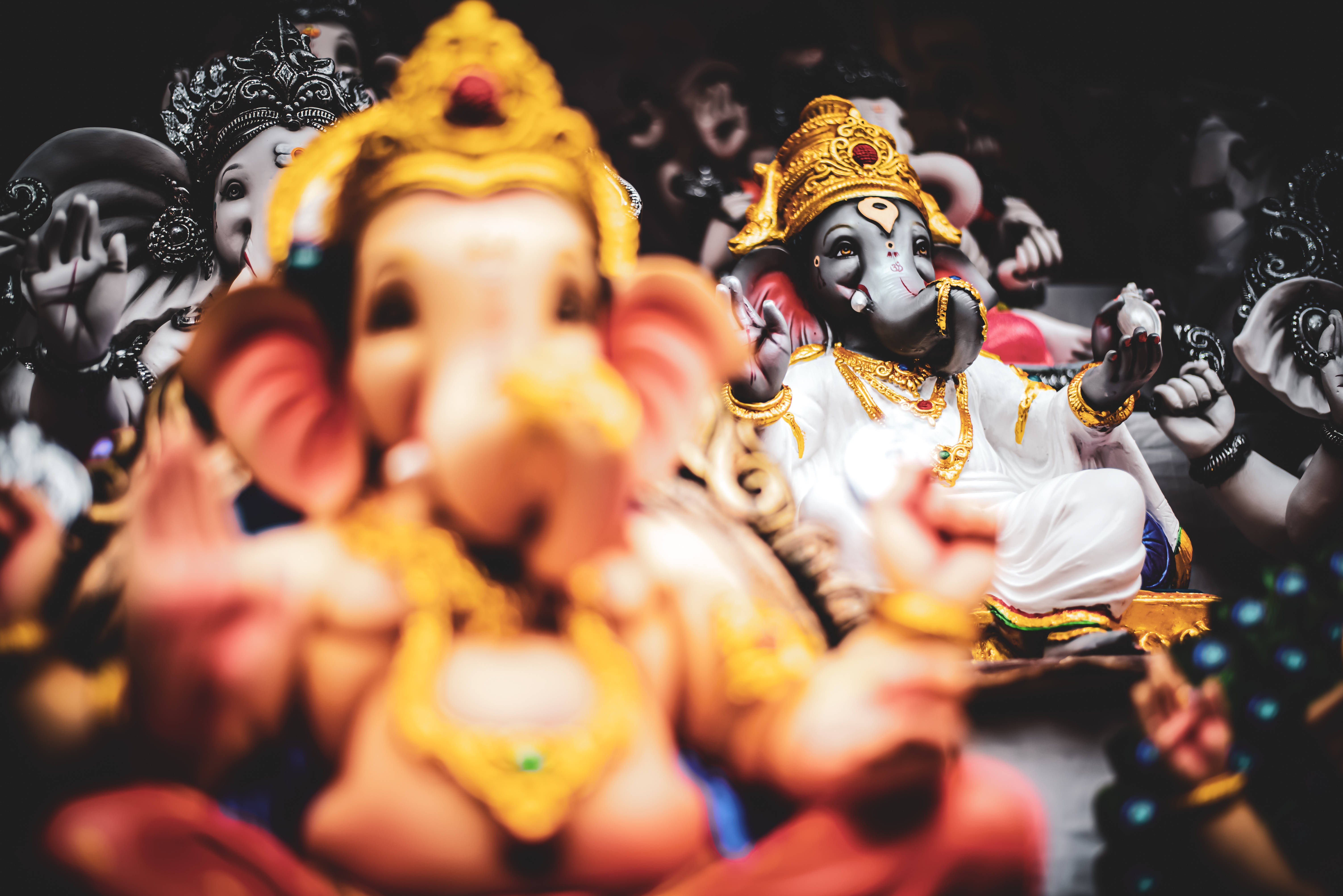 Ganpati Bappa, golden Ganesha statue, shallow depth of field, 5K Desktop Wallpaper