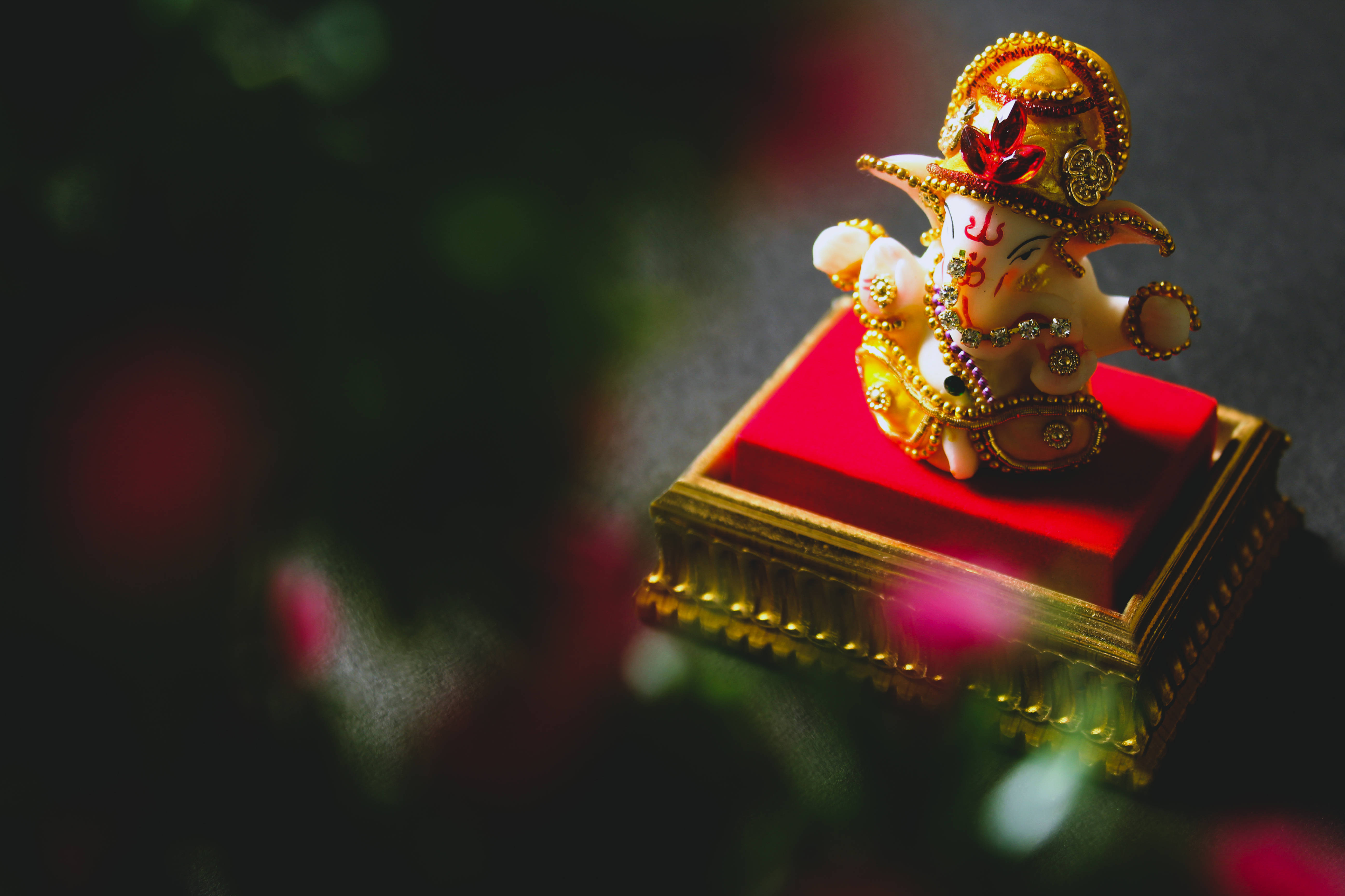Ganpati Bappa, golden Ganesha figurine, red cushioned pedestal, 5K Desktop Wallpaper