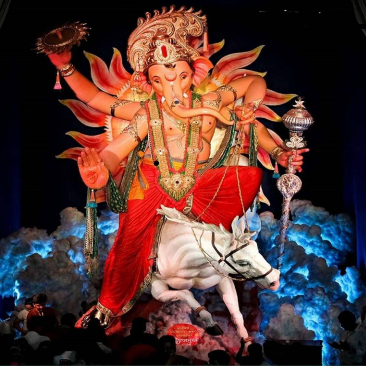 Ganpati, multi-armed Ganesha statue, vibrant red and gold robes, HD Desktop Wallpaper