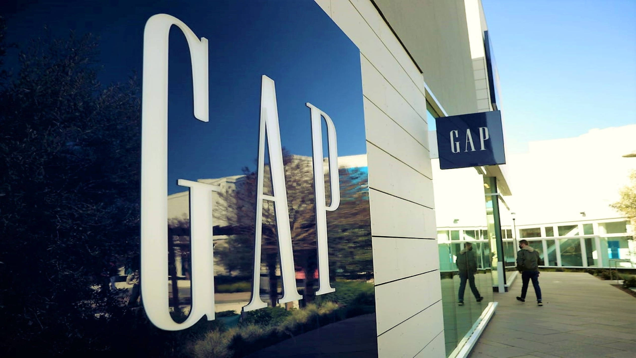 GAP, white GAP letters, modern building facade, 2K Desktop Wallpaper