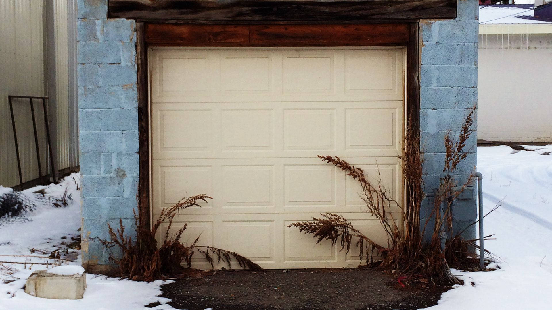 Winter Snow, closed garage door, beige garage door, Full HD Desktop Wallpaper