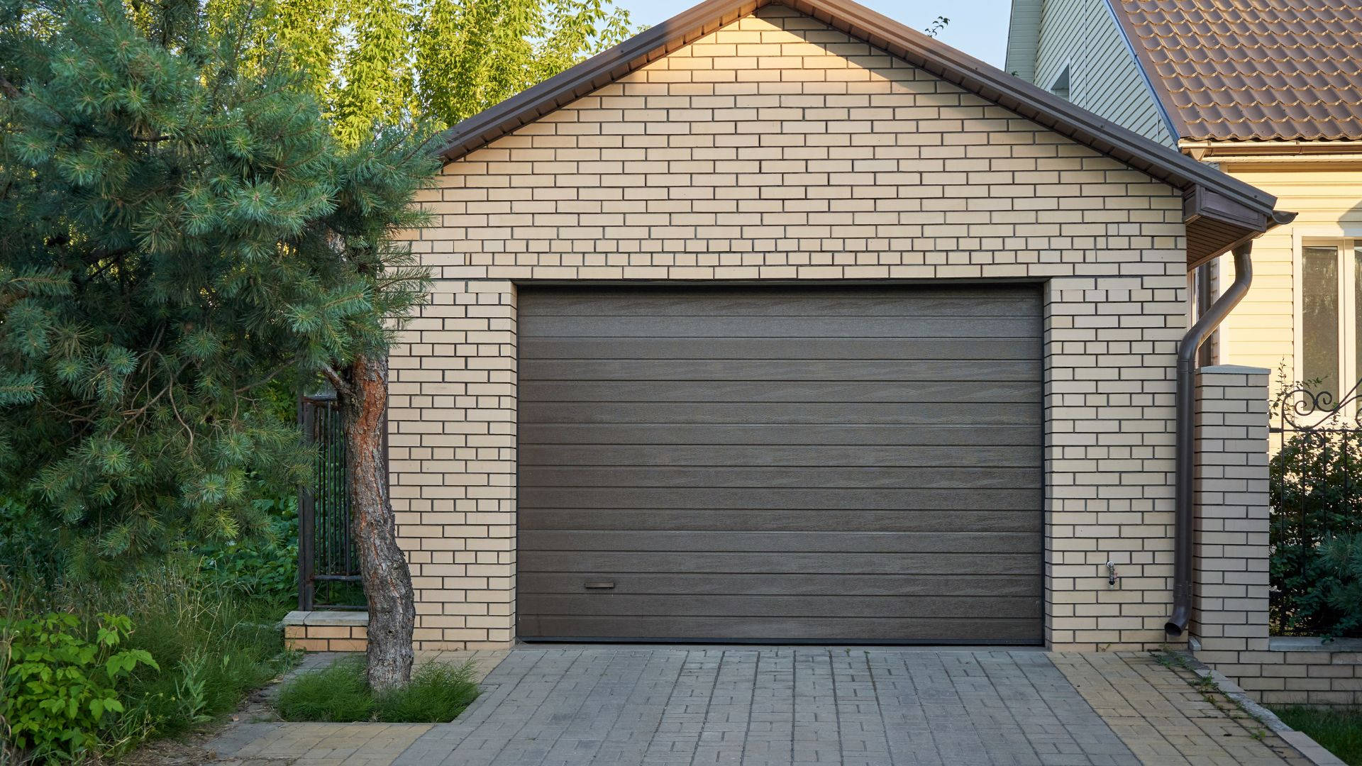 beige brick garage, dark wood-grain door, warm sunlight, Full HD Desktop Wallpaper