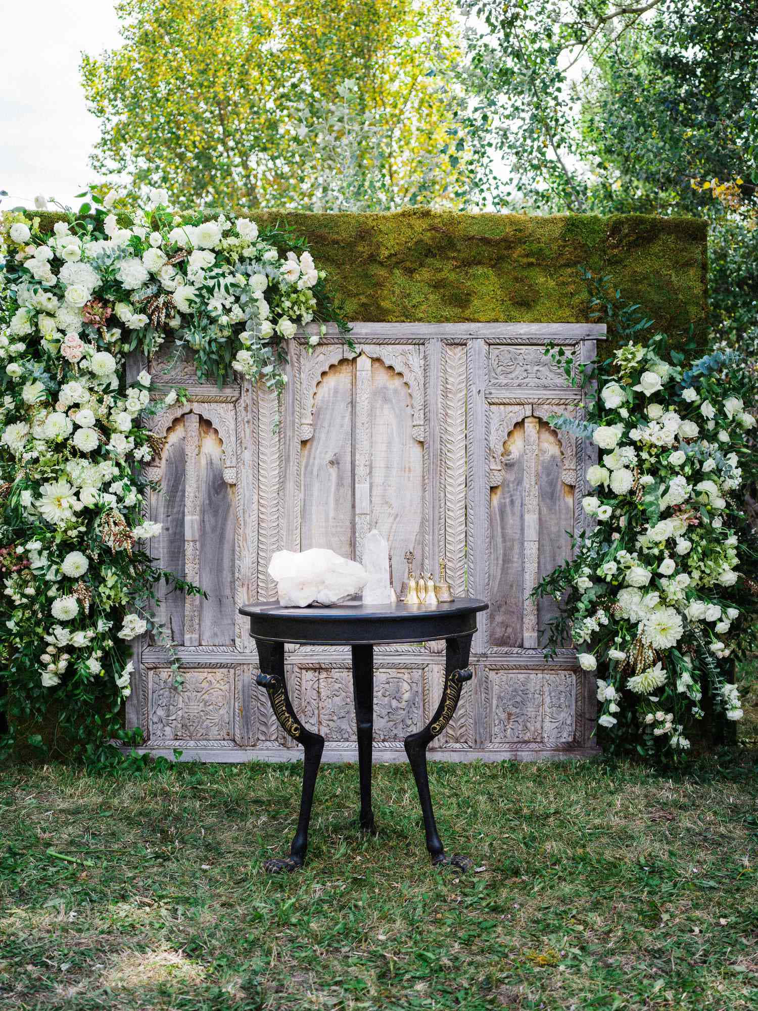 garden wedding, black ornate table, crystal and white flowers, Full HD Phone Wallpaper