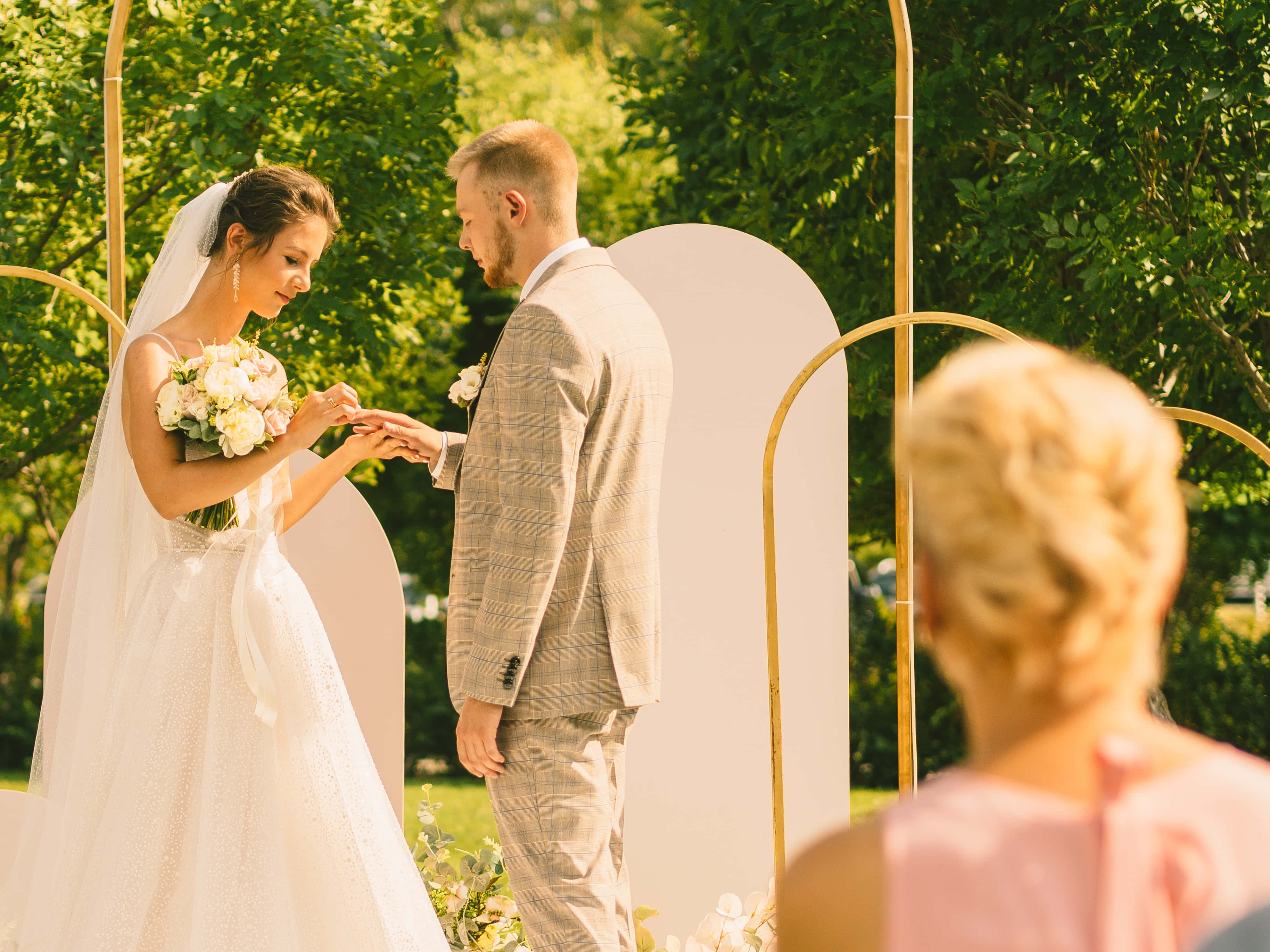 garden wedding, white gown, veil, 2K Desktop Wallpaper
