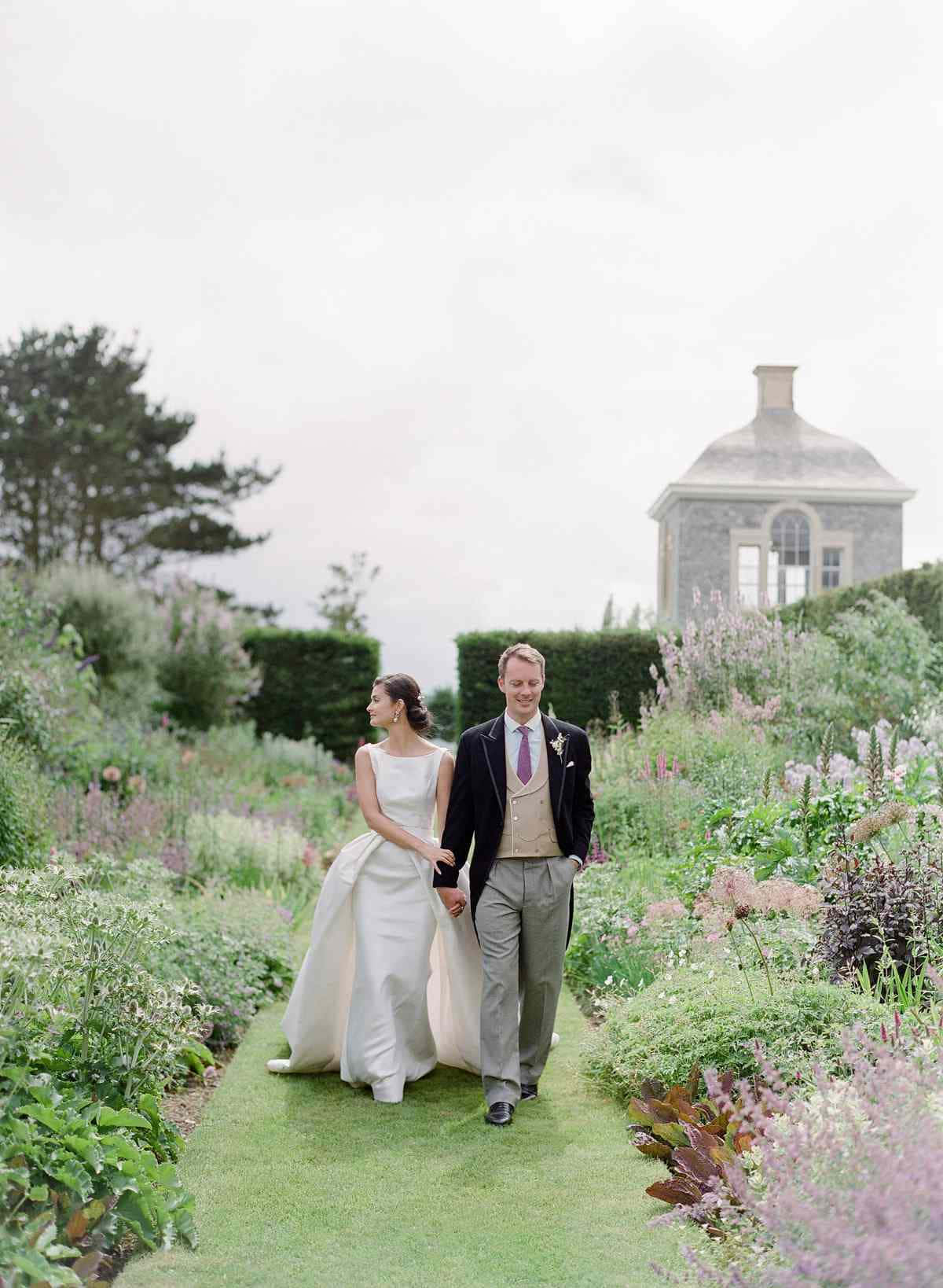 romantic garden wedding ceremony, bride, groom, HD Phone Wallpaper
