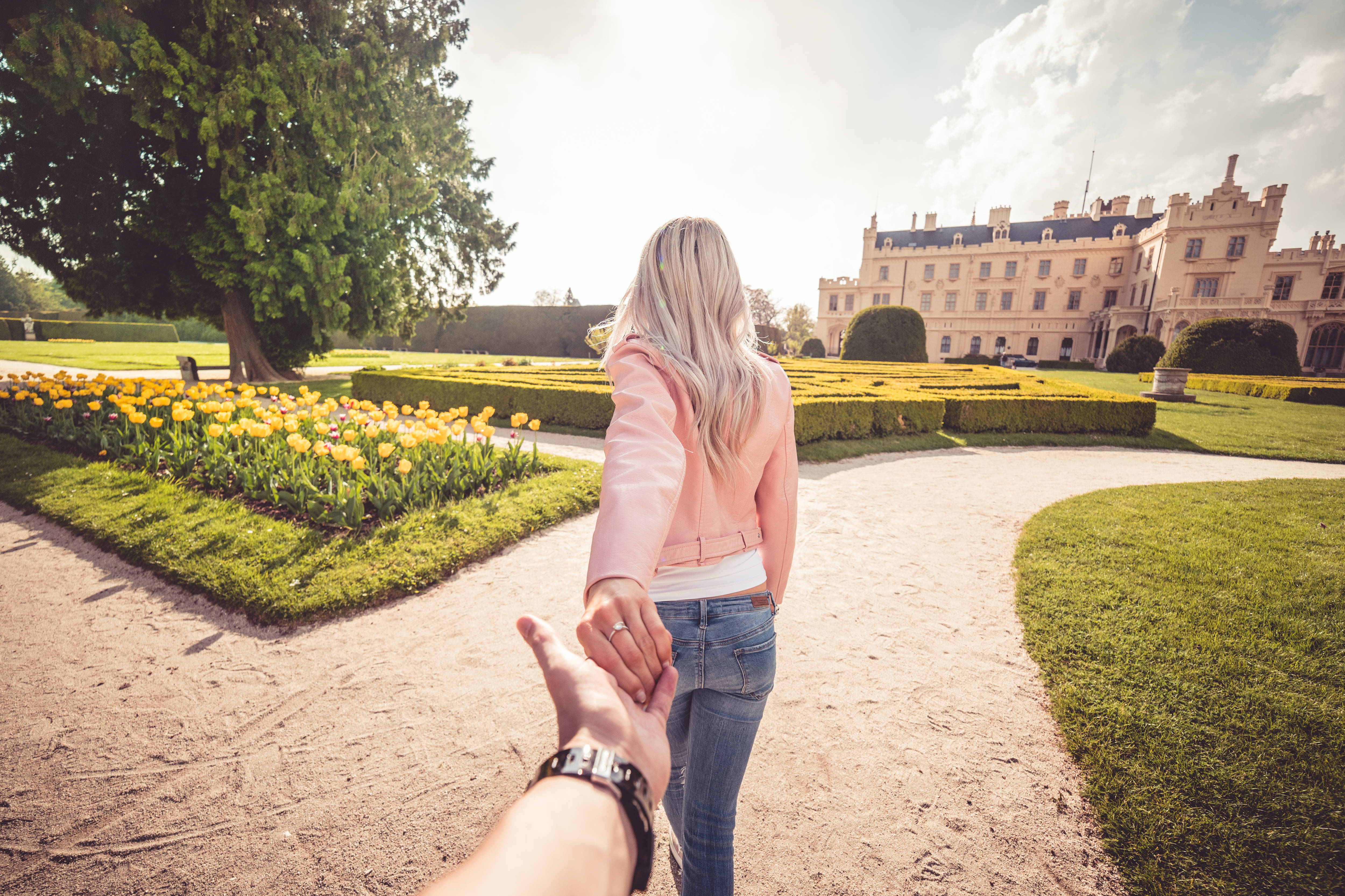 couple, garden, sunlit garden, 4K Desktop Wallpaper