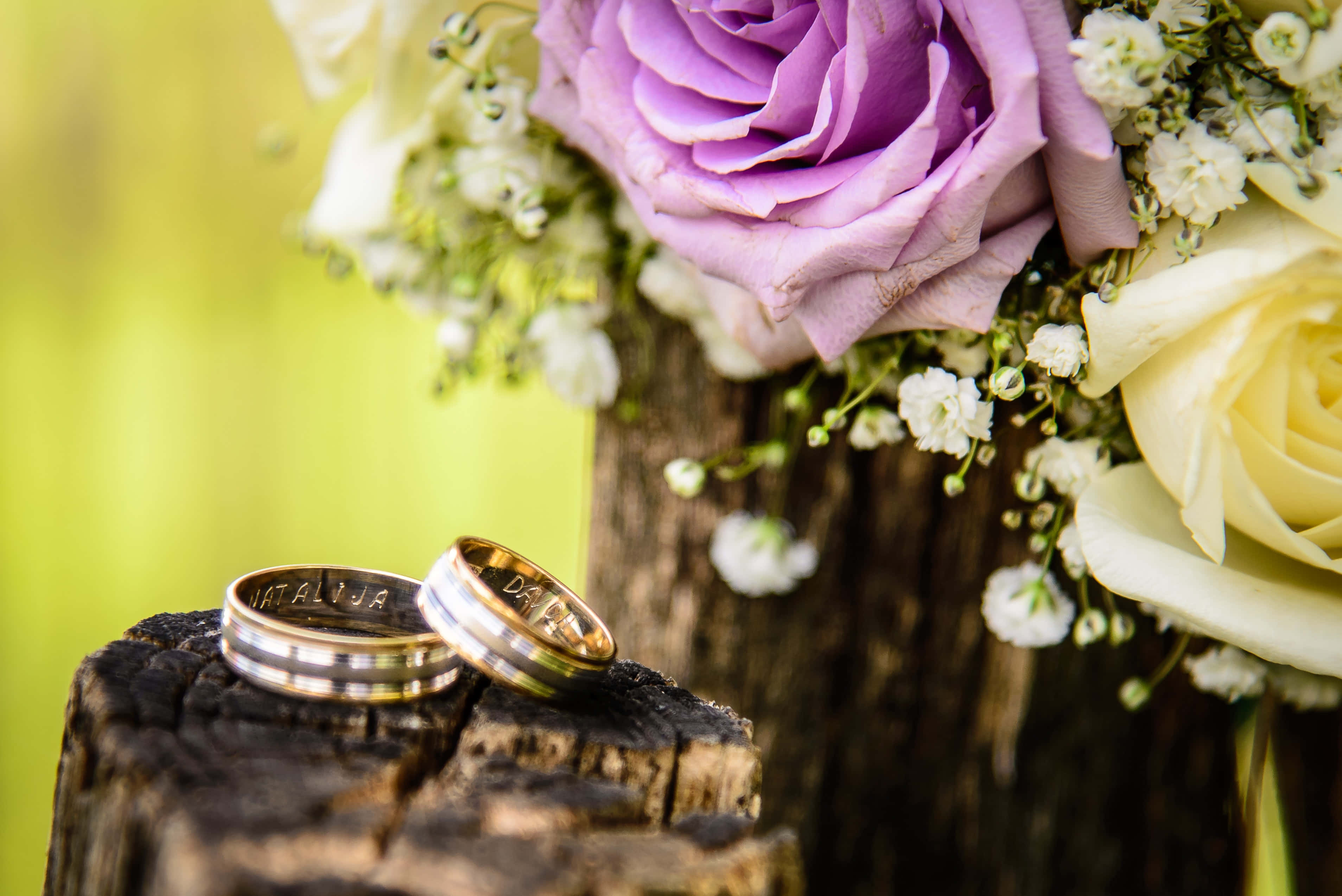 wedding ring, wood, flowers, 2K Desktop Wallpaper