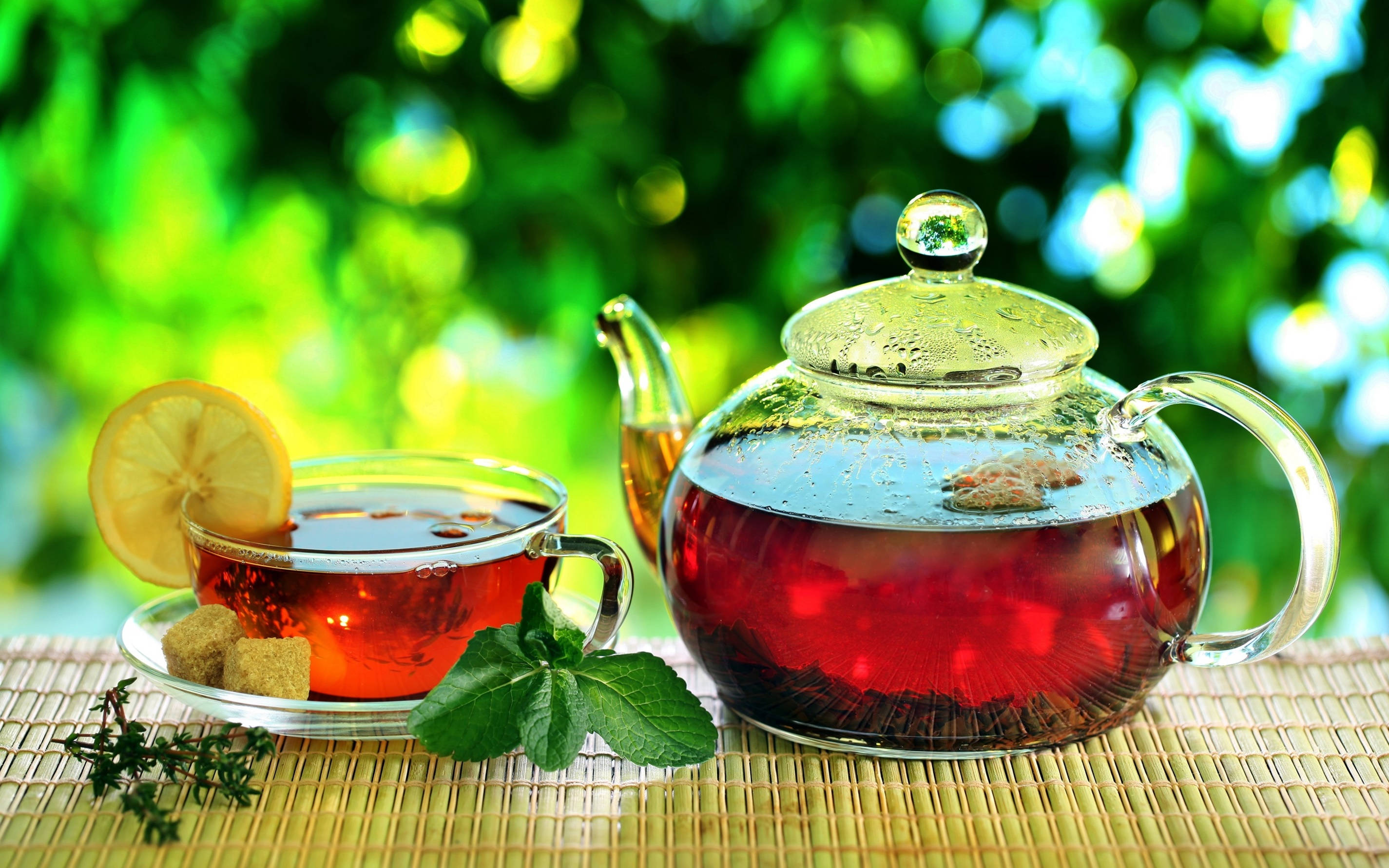 glass teapot, bamboo mat, amber tea, 2K Desktop Wallpaper